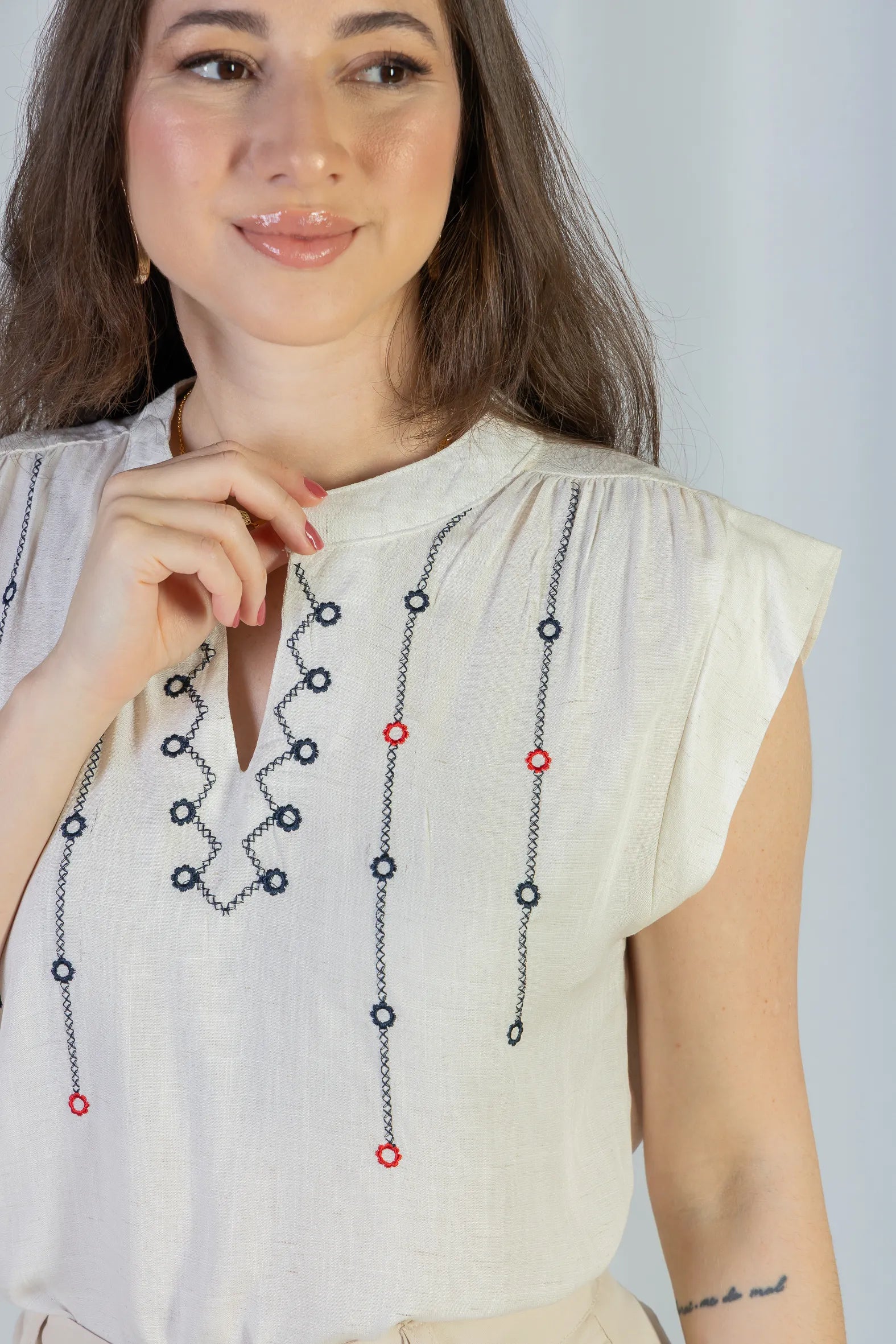 Blusa Regata Pregas Detalhe Decote "V" Visco-linho Lisandra Branca