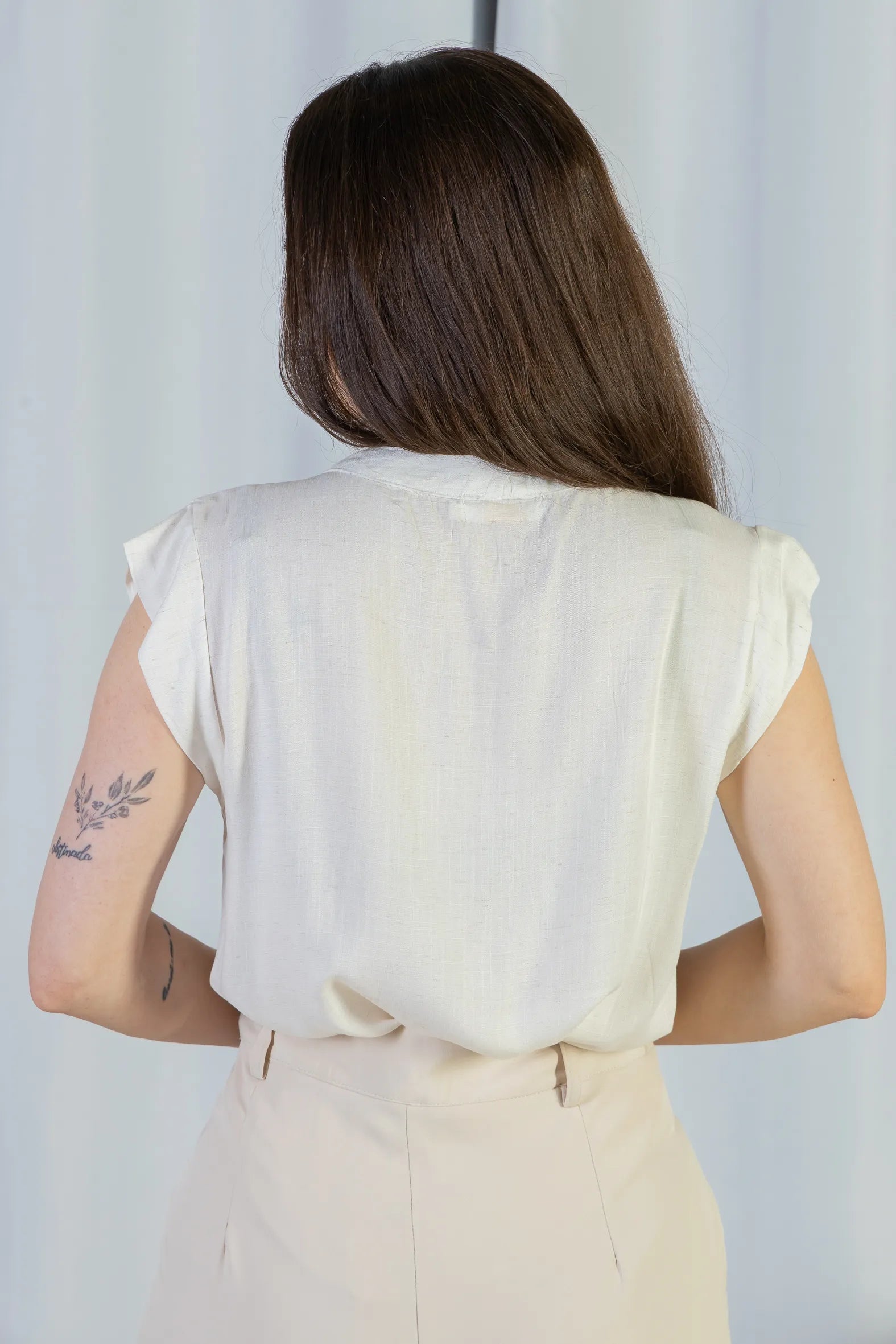 Blusa Regata Pregas Detalhe Decote "V" Visco-linho Lisandra Branca