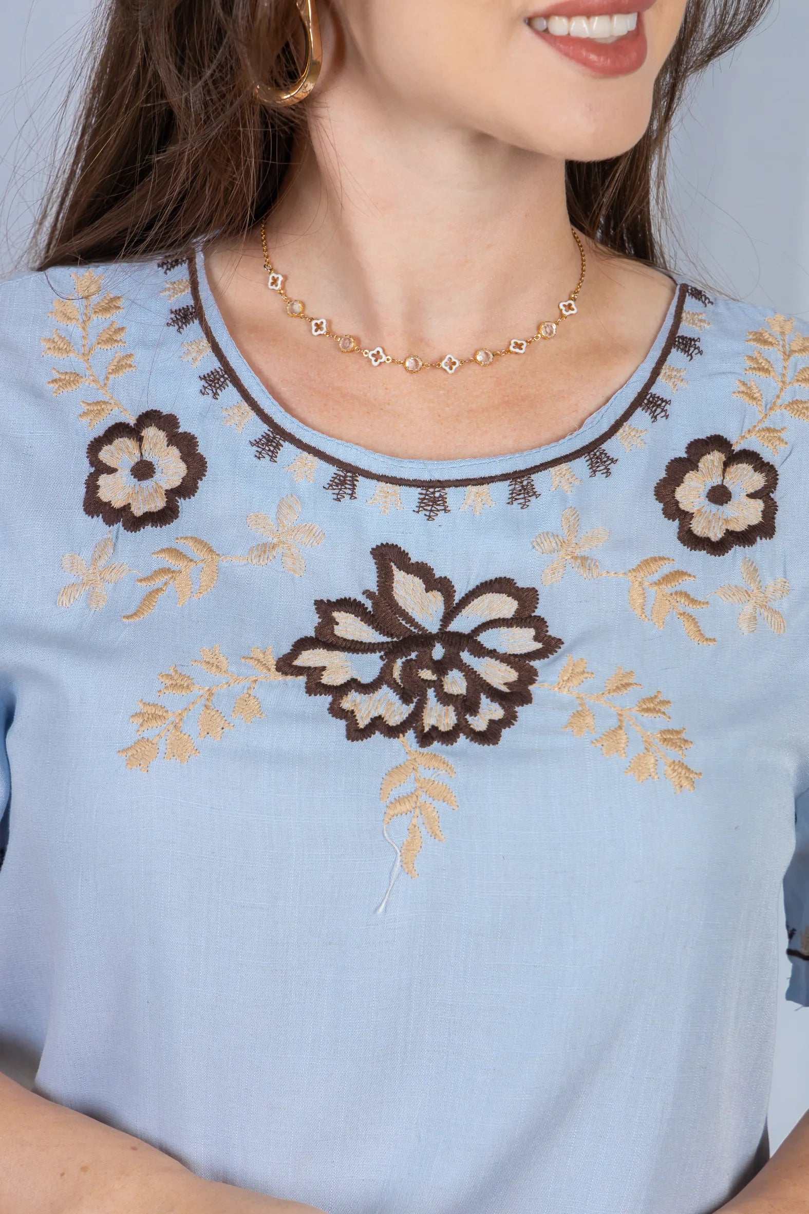 Blusa Manga Curta Visco-Linho Detalhes Bordados em Flores Darcy Azul