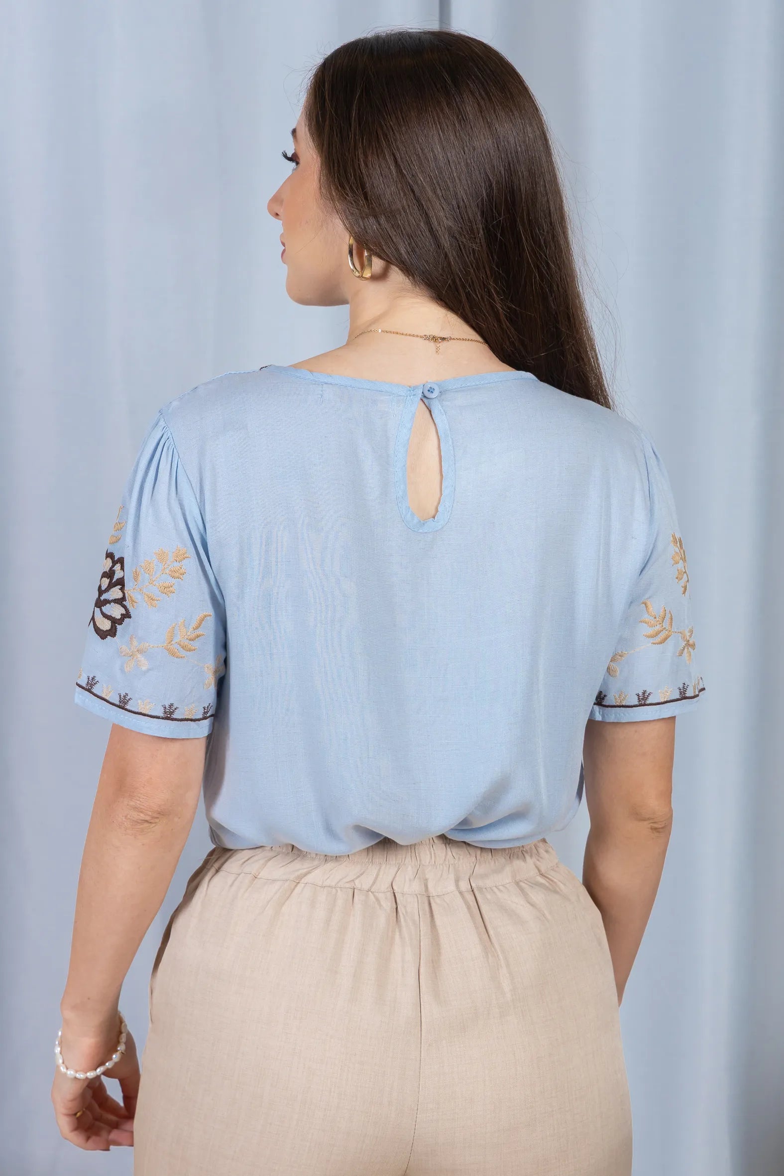 Blusa Manga Curta Visco-Linho Detalhes Bordados em Flores Darcy Azul