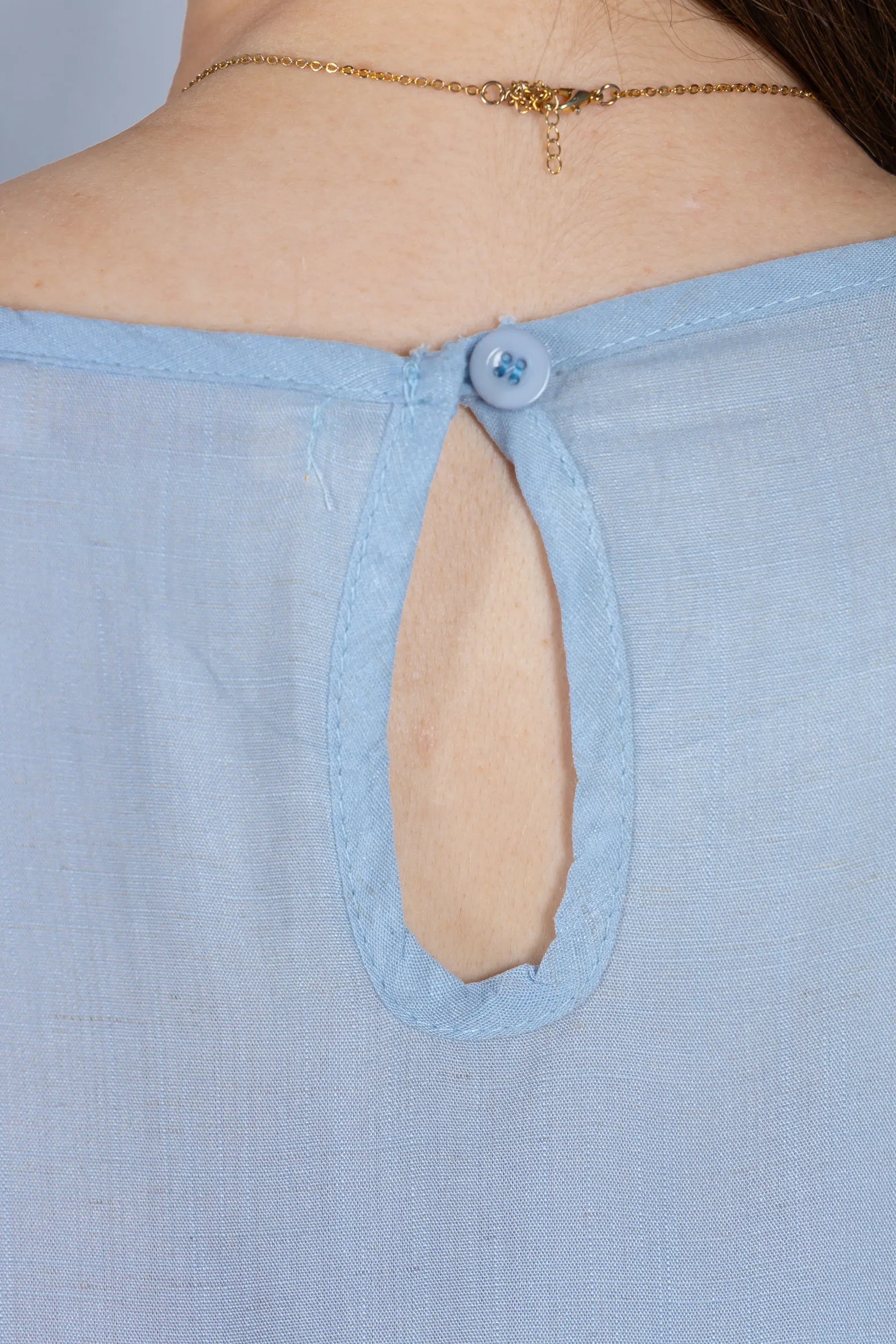 Blusa Manga Curta Visco-Linho Detalhes Bordados em Flores Darcy Azul