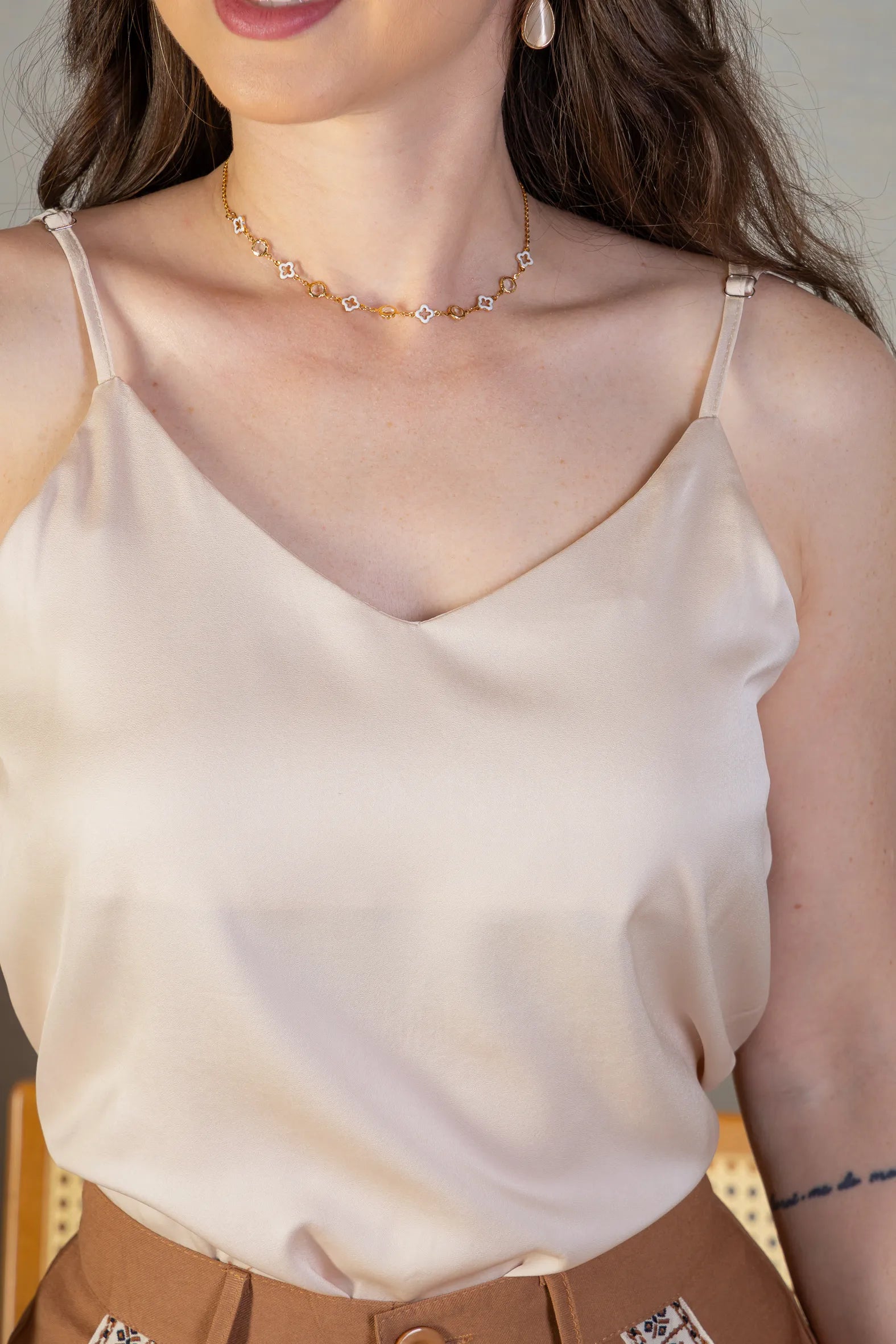 Blusa Regata Decote "V" Acetinada Fernanda Torres Bege