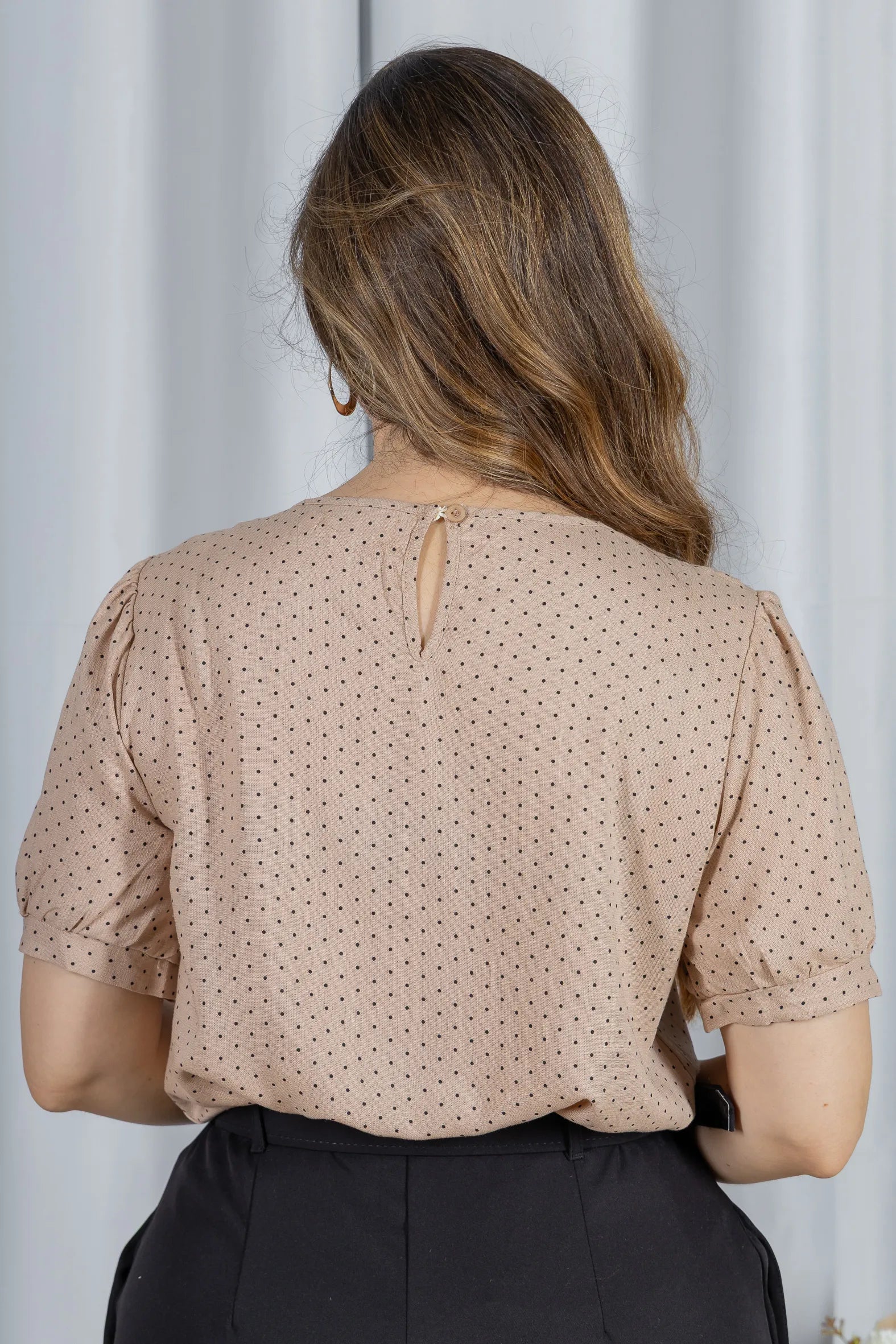 Blusa Manga Curta em Visco-linho e Colo em Pregas Estampa Poá Giovana Bege