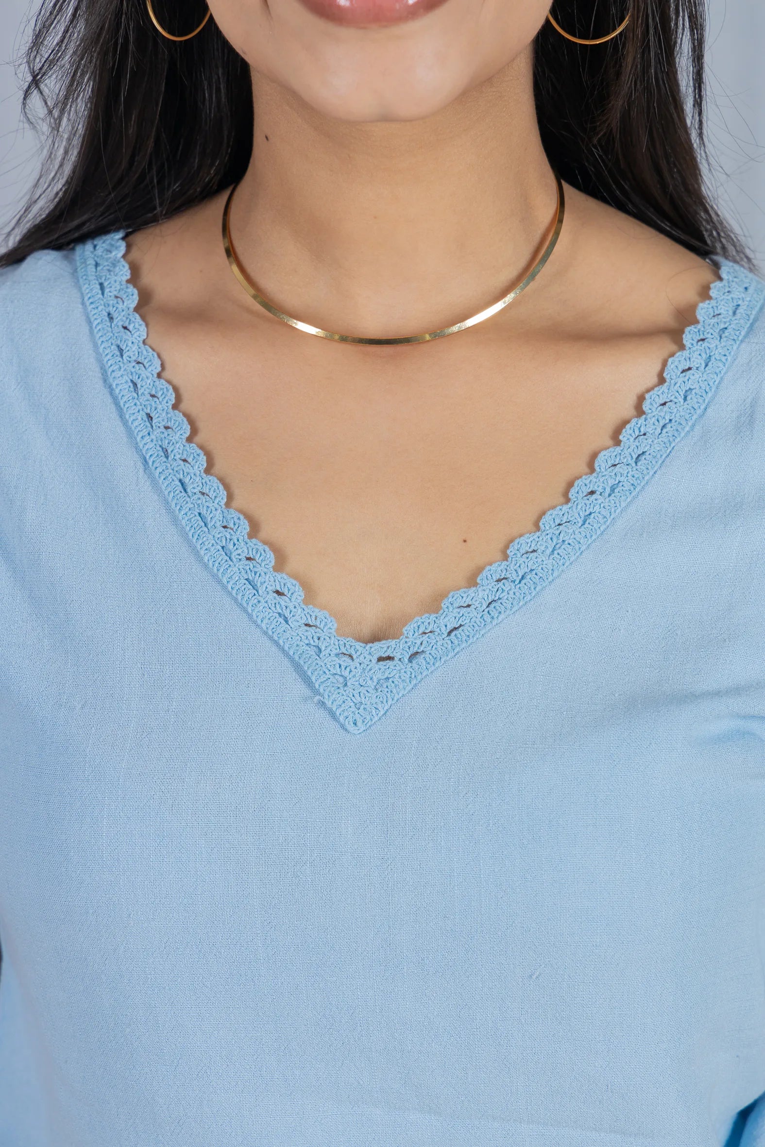 Blusa Manga Curta Decote em "V" em Cotton Linho e Detalhes Bordados Érica Azul