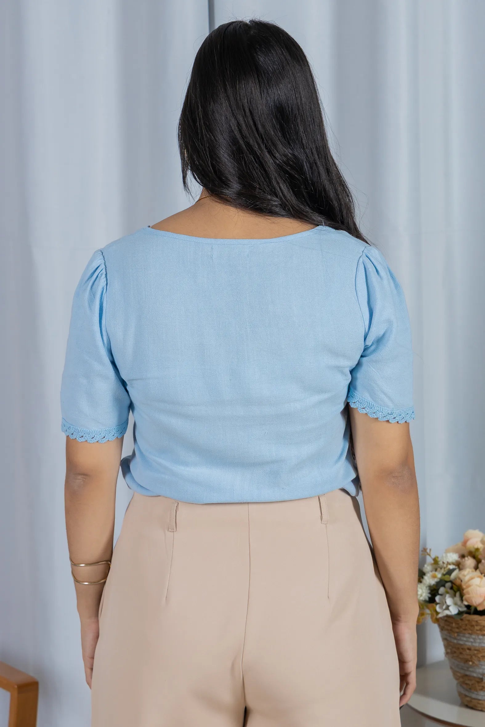Blusa Manga Curta Decote em "V" em Cotton Linho e Detalhes Bordados Érica Azul