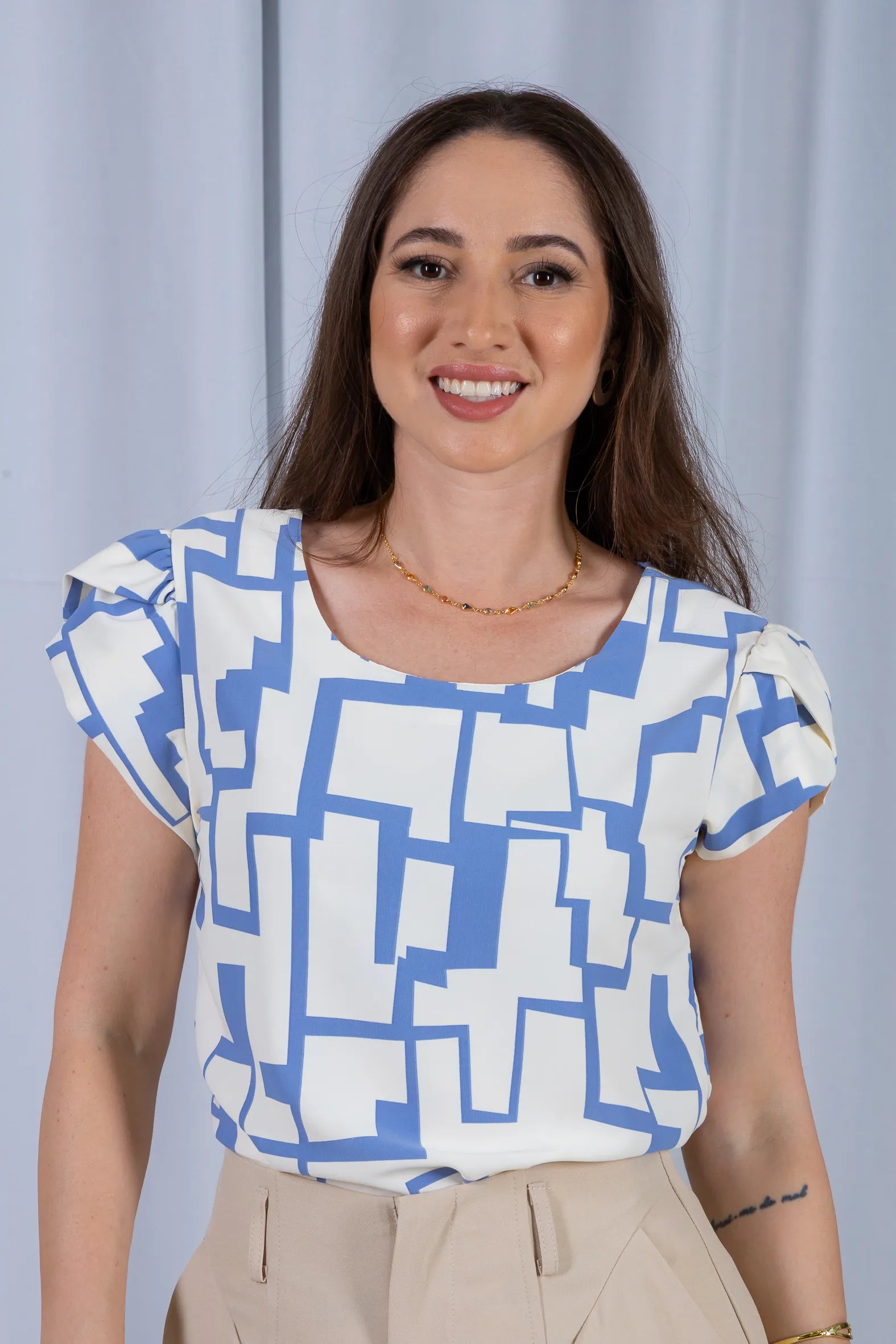 Blusa Manga Curta Transpassada Crepe Classic Carmen Estampada Geométrica Azul