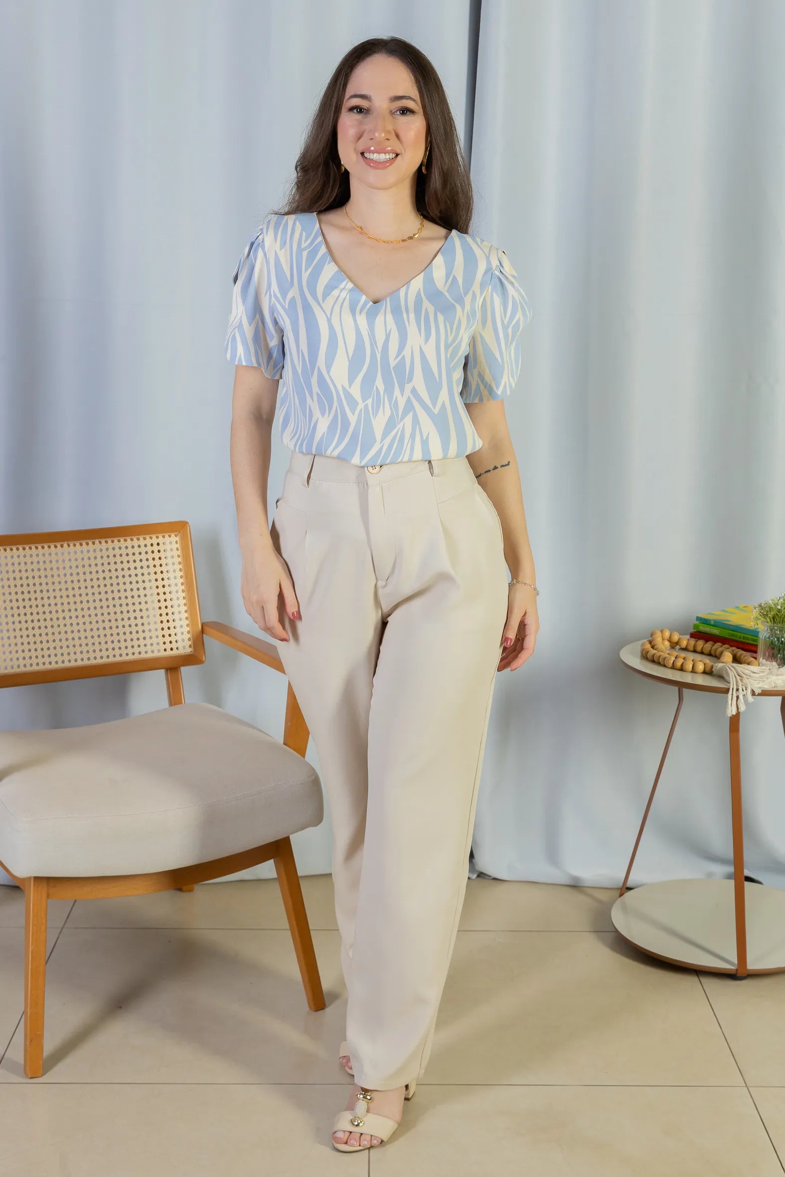 Conjunto: Blusa Manga Curta Detalhe Botão Decote "V" Crepe Classic Graciane Azul + Calça Corte Reto Alfaiataria Detalhe Bolso Adriana Esteves Creme