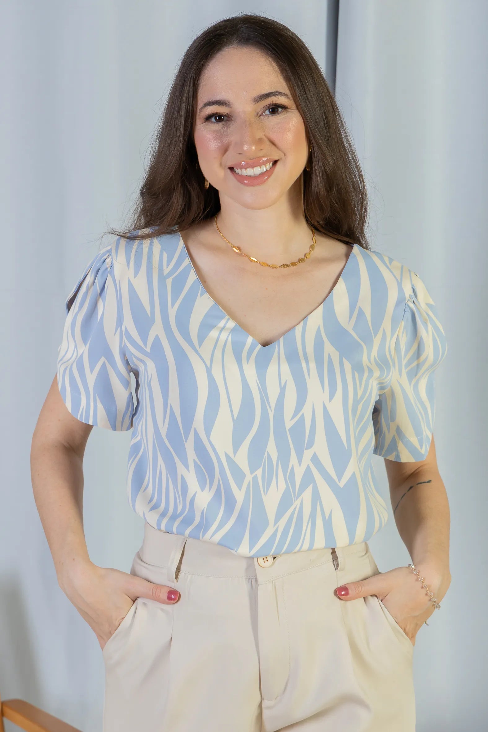 Blusa Manga Curta Detalhe Botão Decote "V" Crepe Classic Graciane Azul