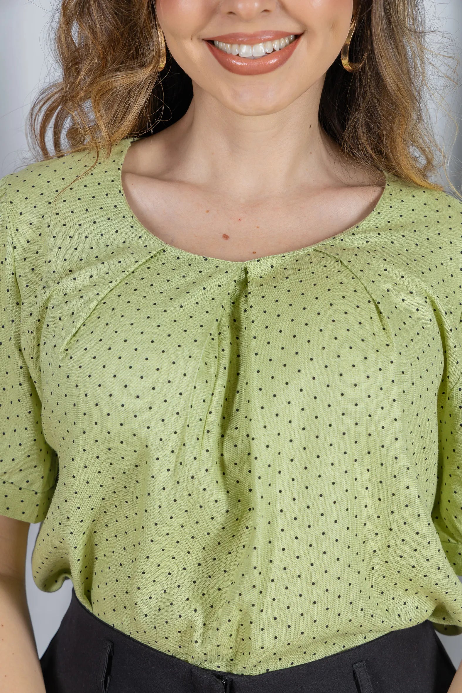 Blusa Manga Curta em Visco-linho e Colo em Pregas Estampa Poá Giovana Verde