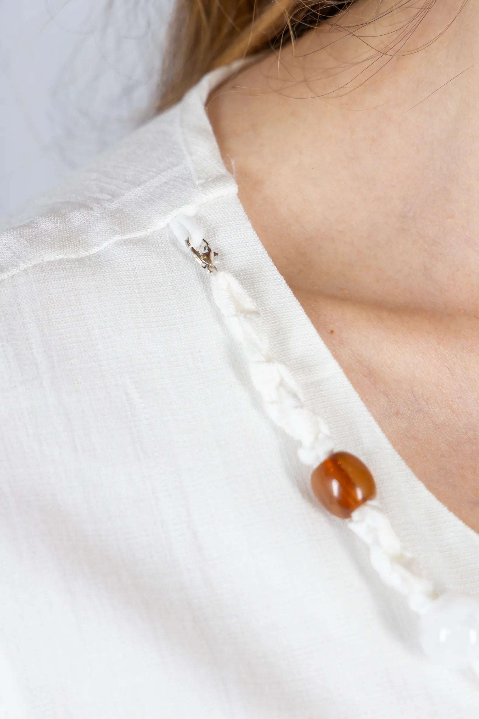 Blusa Manga Curta Visco Linen Detalhe Entrelaçado no Colo com Pedraria Iveth Branca