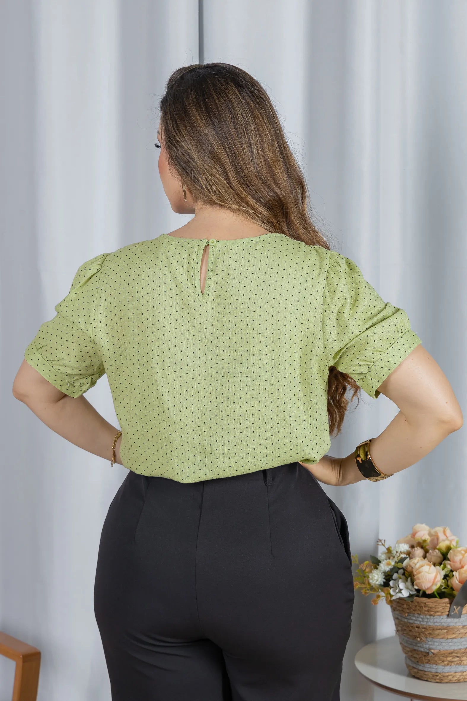 Blusa Manga Curta em Visco-linho e Colo em Pregas Estampa Poá Giovana Verde