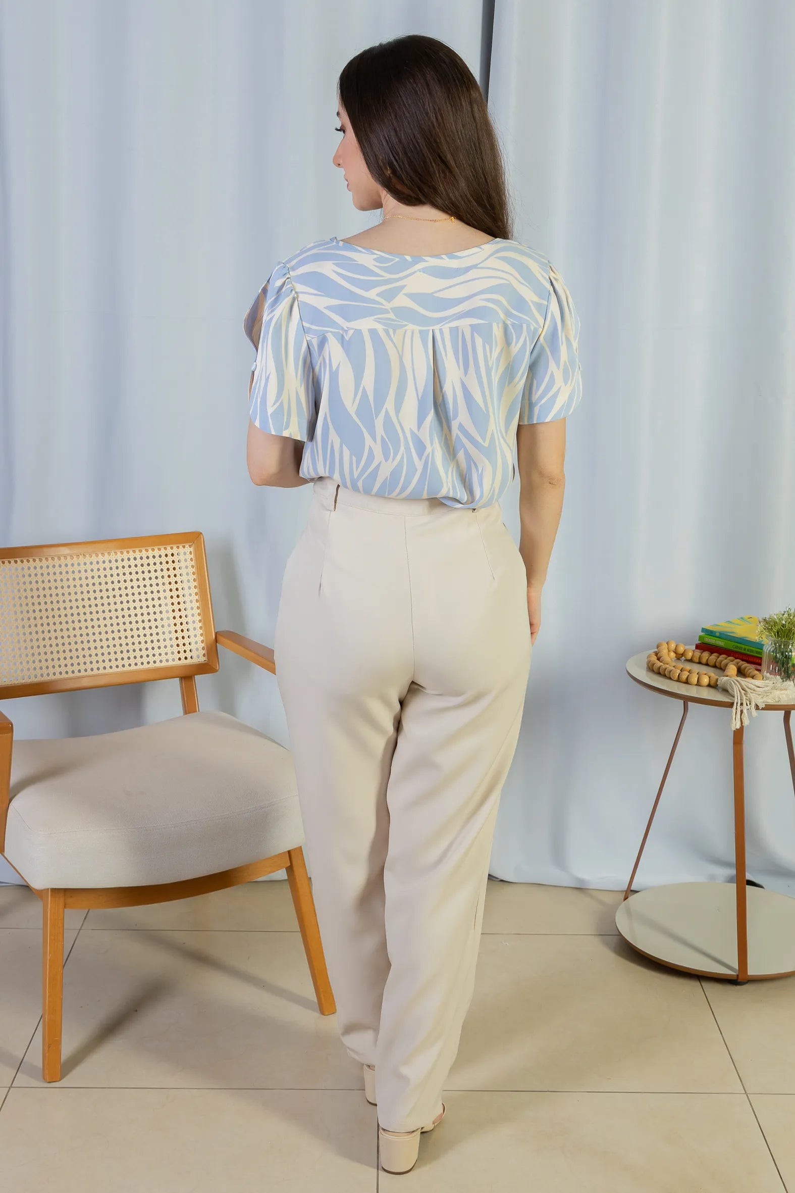 Conjunto: Blusa Manga Curta Detalhe Botão Decote "V" Crepe Classic Graciane Azul + Calça Corte Reto Alfaiataria Detalhe Bolso Adriana Esteves Creme