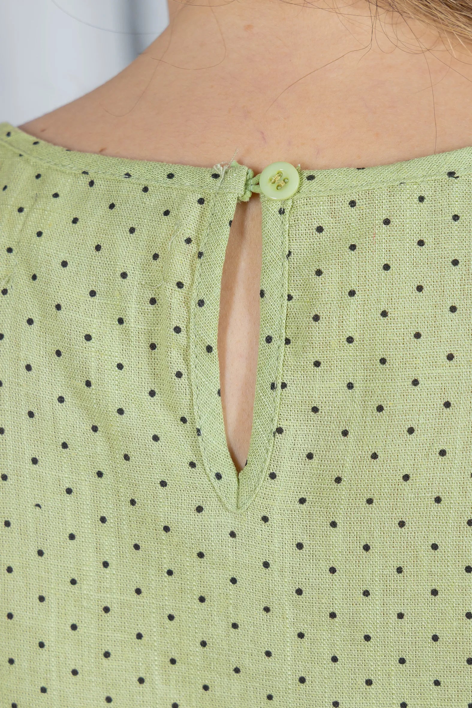 Blusa Manga Curta em Visco-linho e Colo em Pregas Estampa Poá Giovana Verde