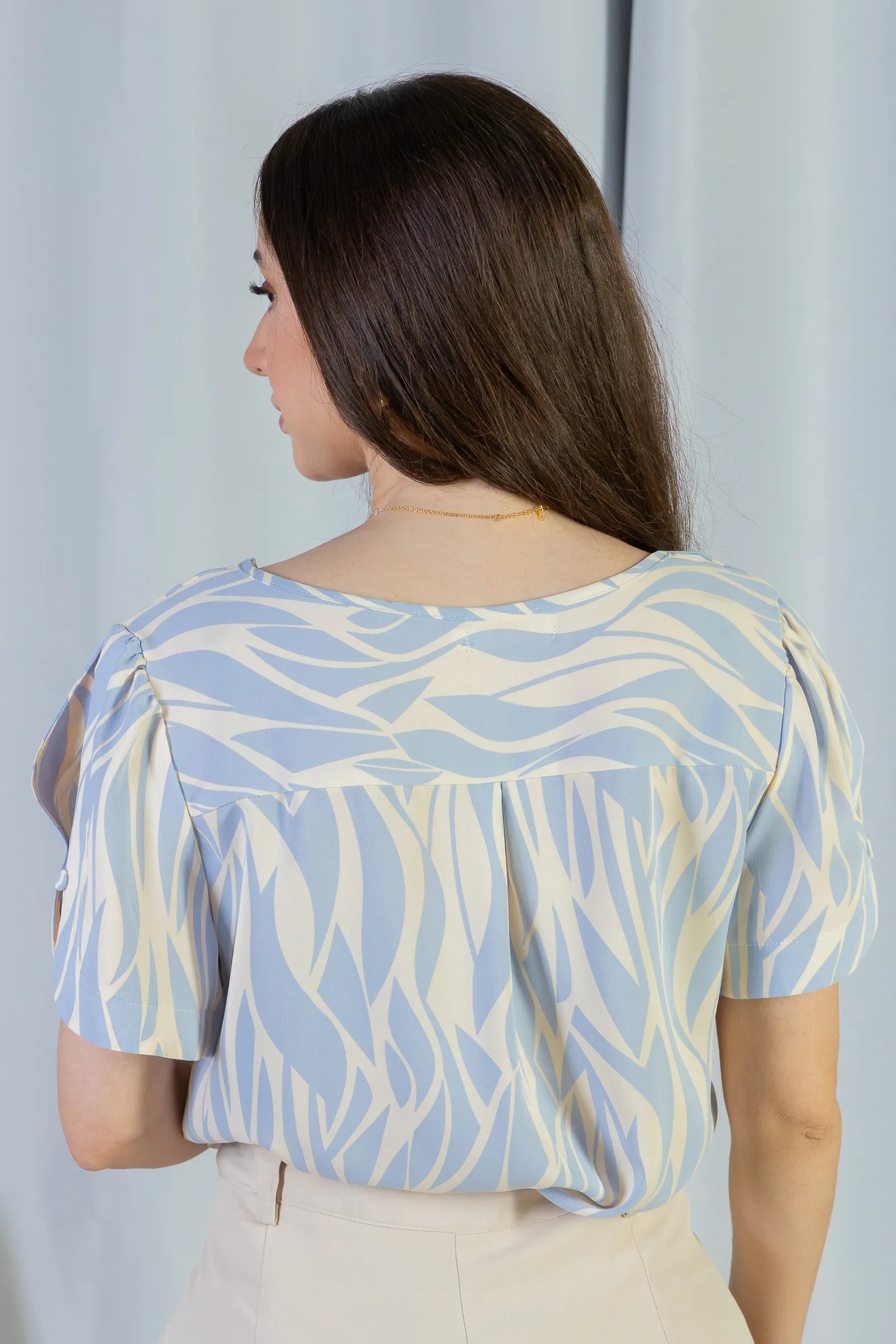 Blusa Manga Curta Detalhe Botão Decote "V" Crepe Classic Graciane Azul