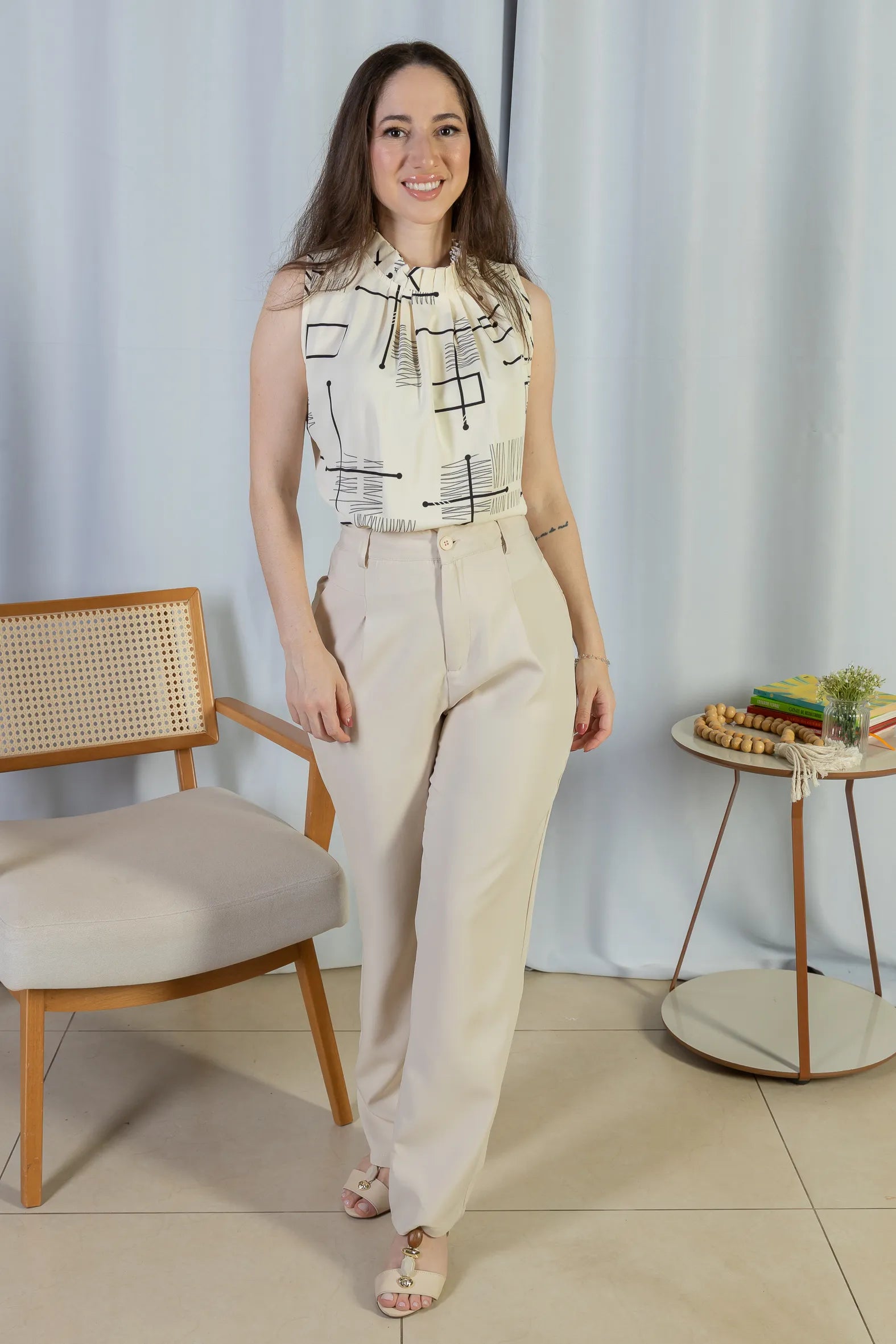 Regata Detalhe Pregas Colo Crepe Classic Lídia Estampada Creme