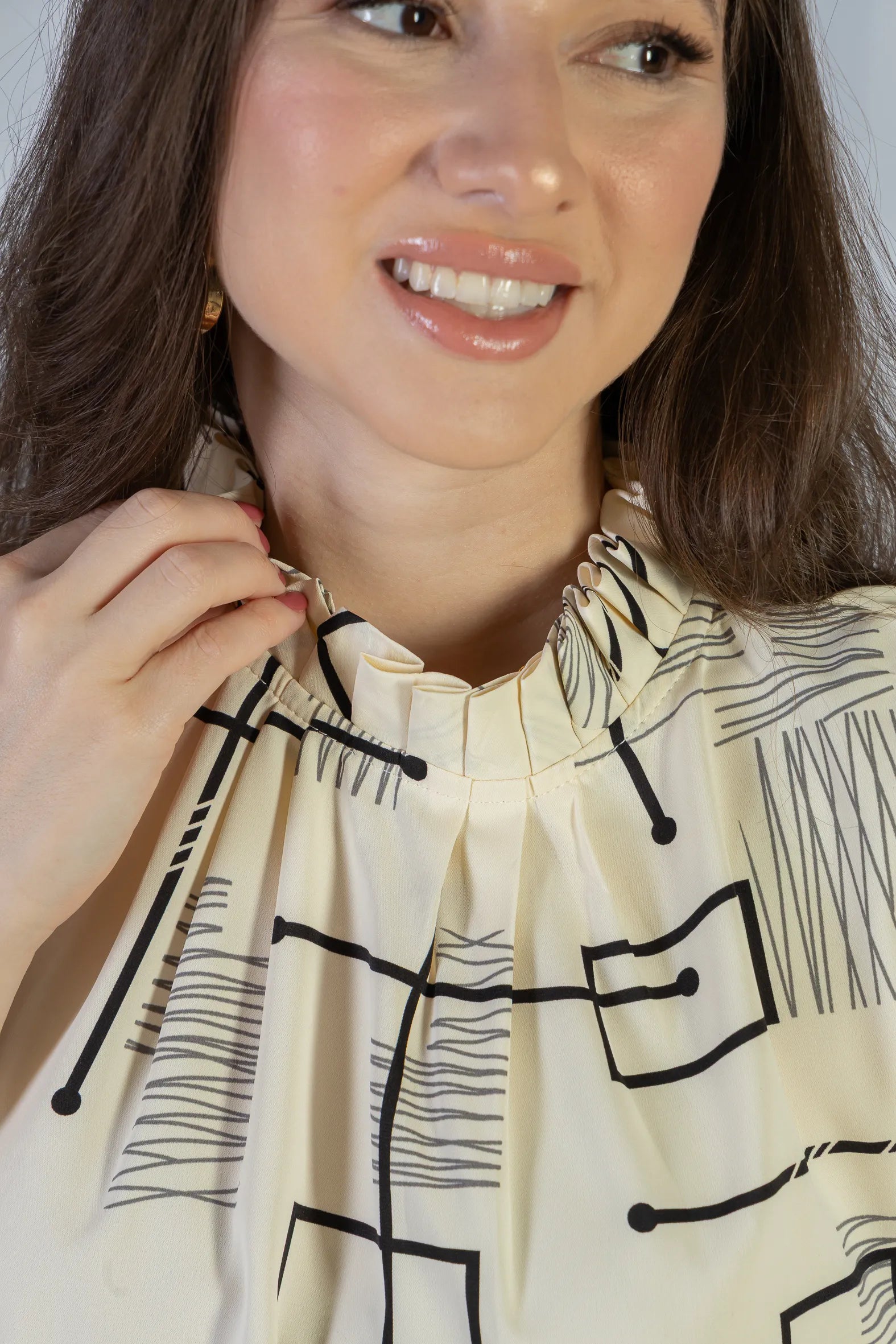 Regata Detalhe Pregas Colo Crepe Classic Lídia Estampada Creme