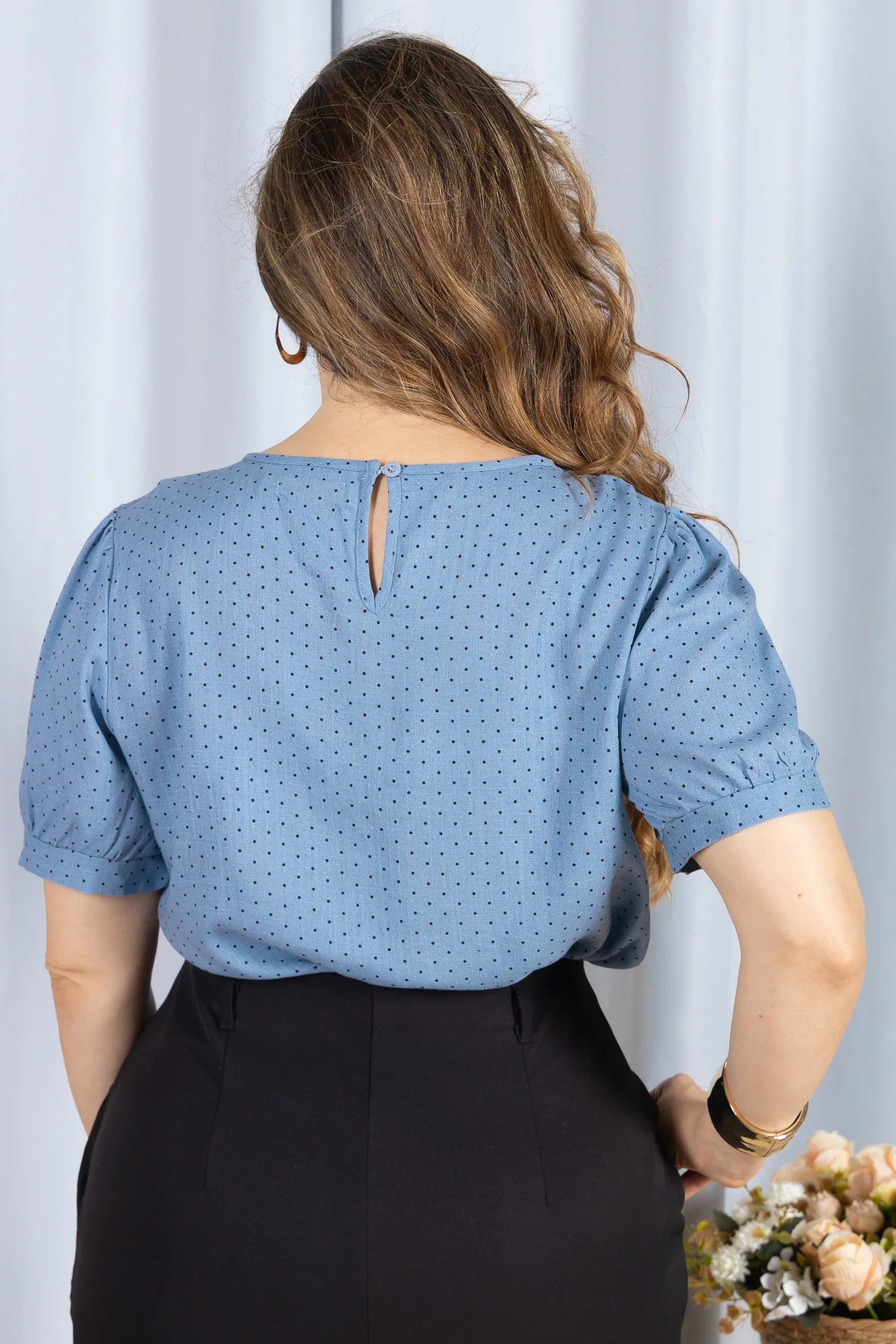 Blusa Manga Curta em Visco-linho e Colo em Pregas Estampa Poá Giovana Azul