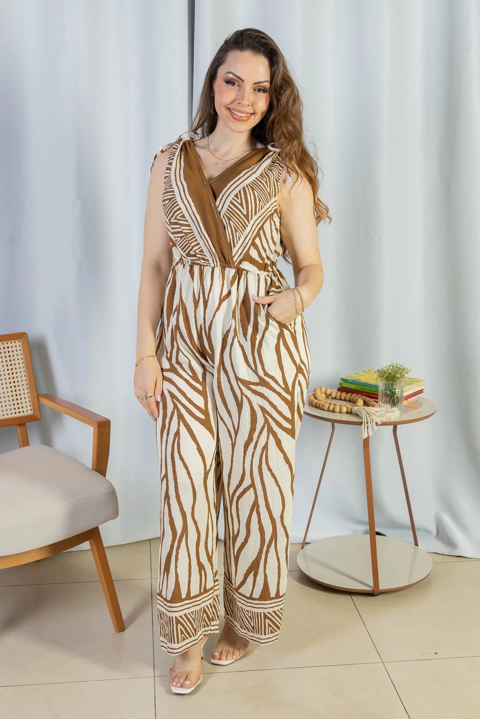 Macacão Regata Decote "V" Visco Rústico Emily Estampado Marrom