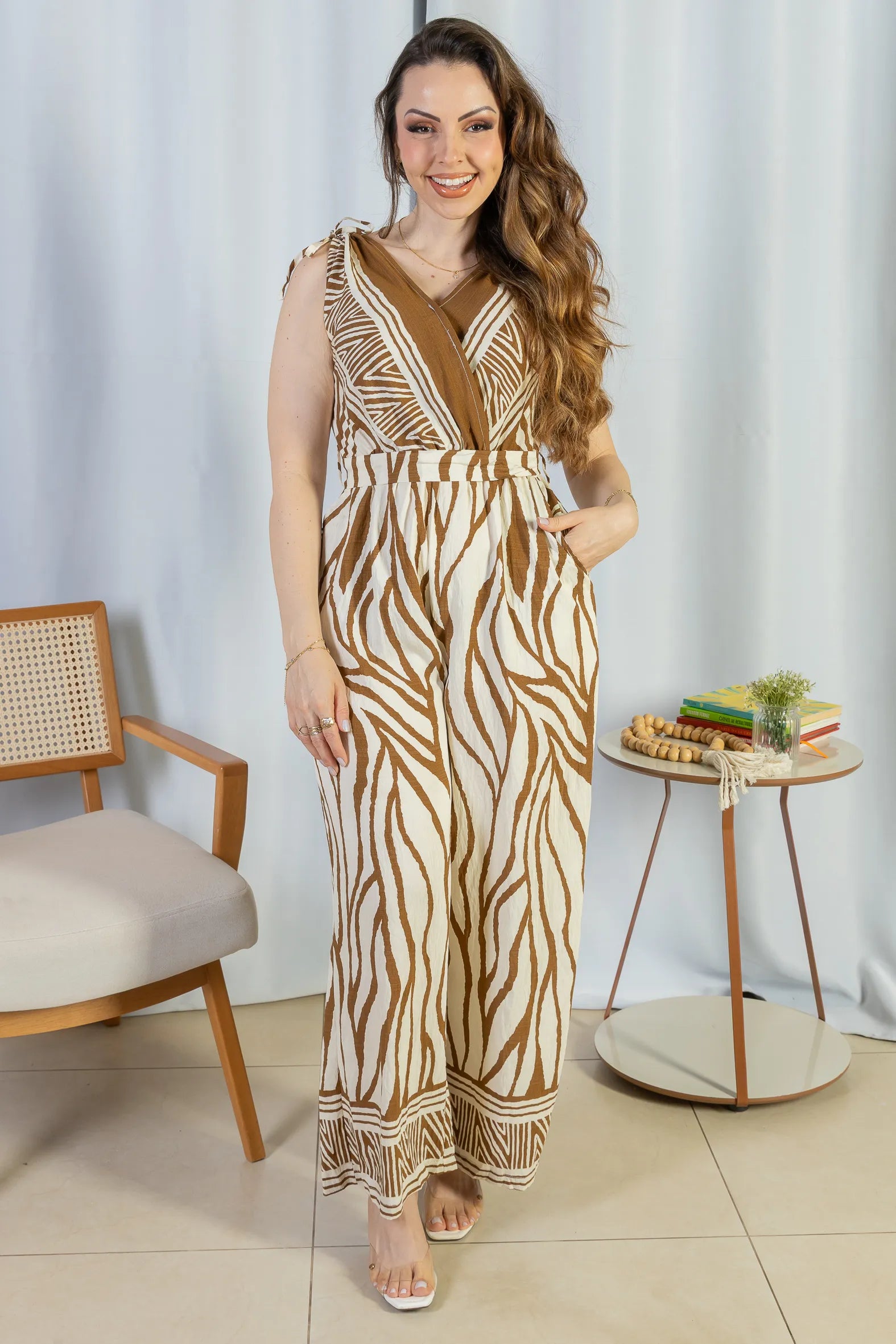 Macacão Regata Decote "V" Visco Rústico Emily Estampado Marrom