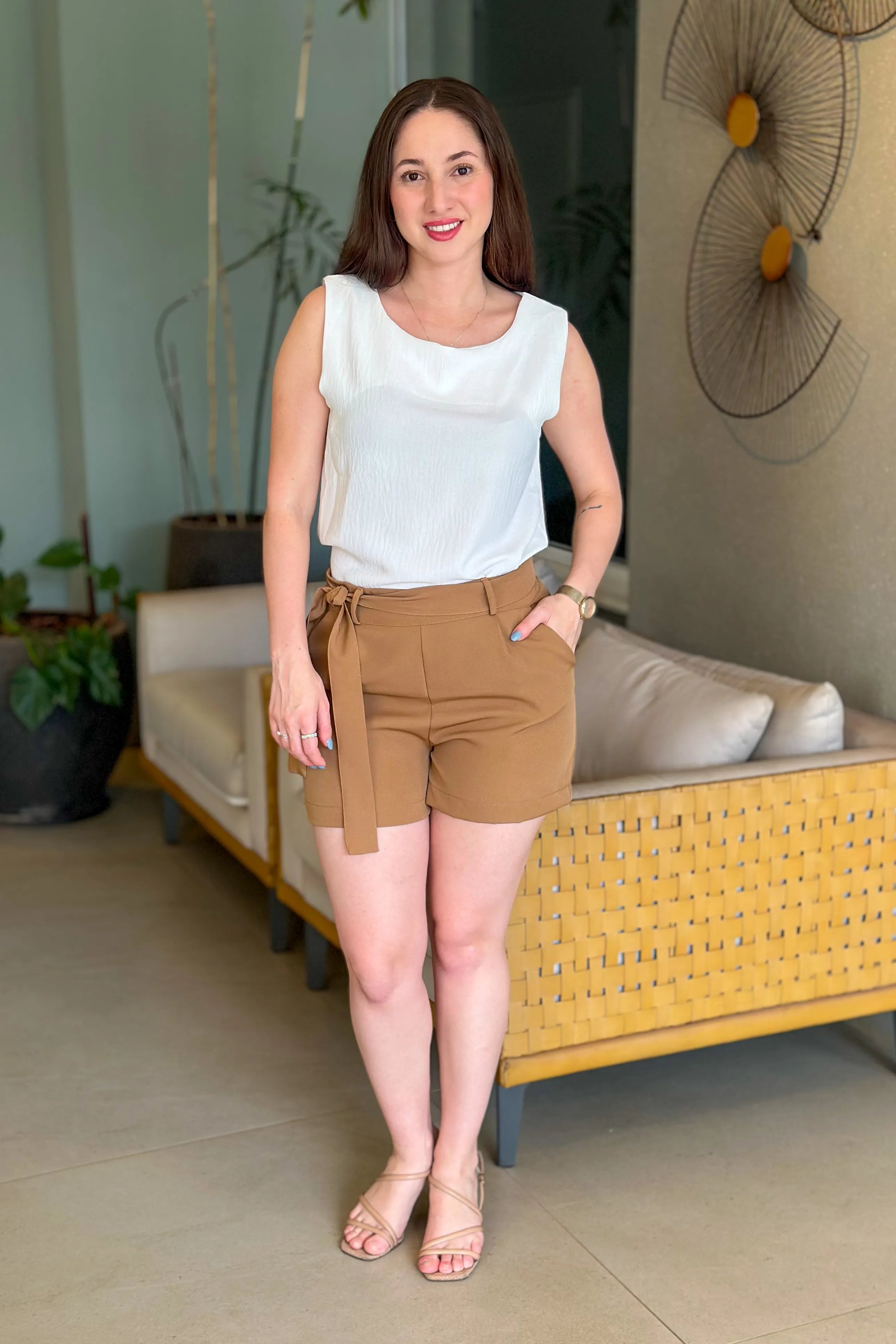 Conjunto: Blusa Textura Regata Lisa Clássica Maiara Branca + Shorts Em Alfaiataria Detalhe Laço Liz Marrom