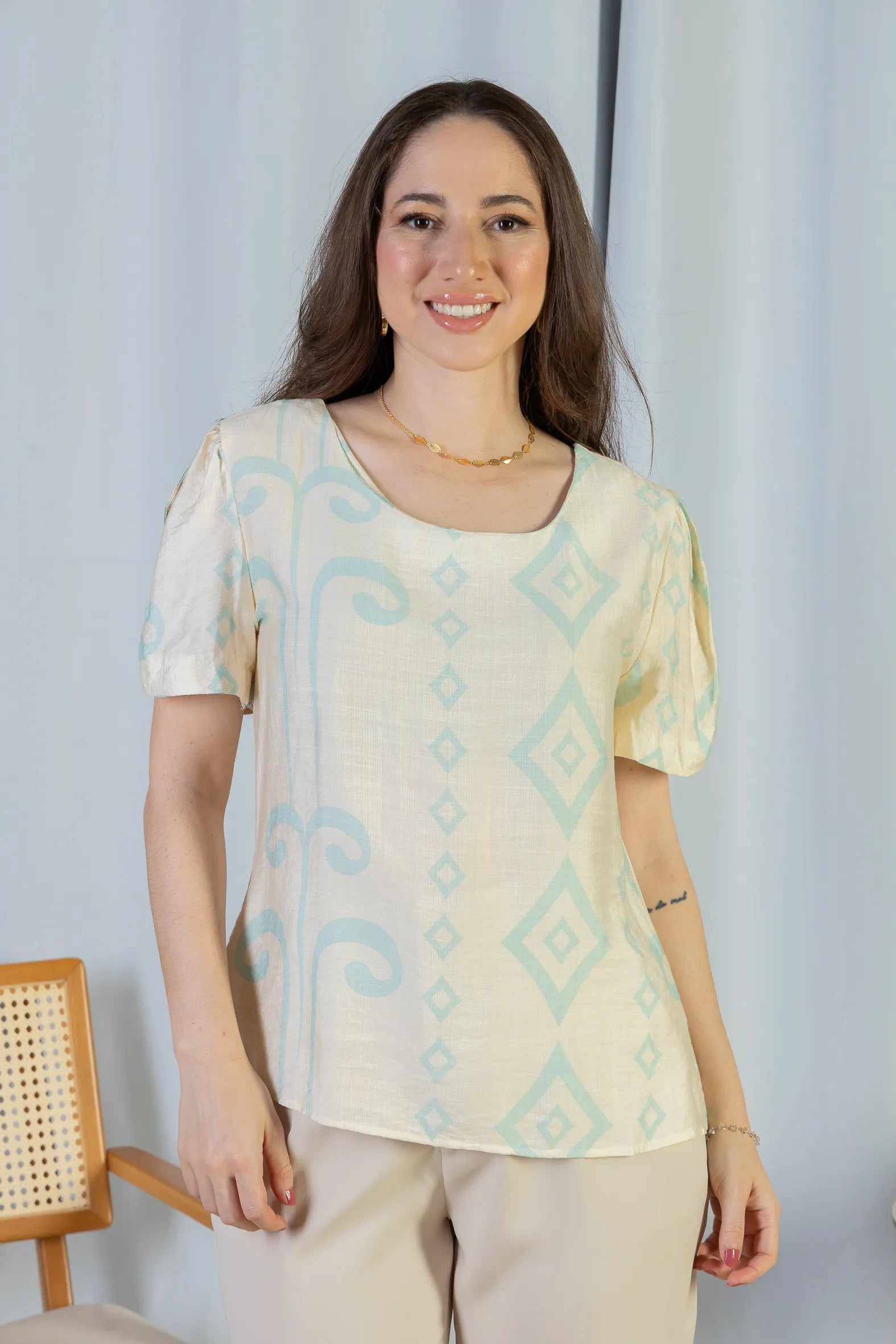 Blusa Manga Curta Detalhe Botão Visco Brise Vânia Estampada Azul Claro