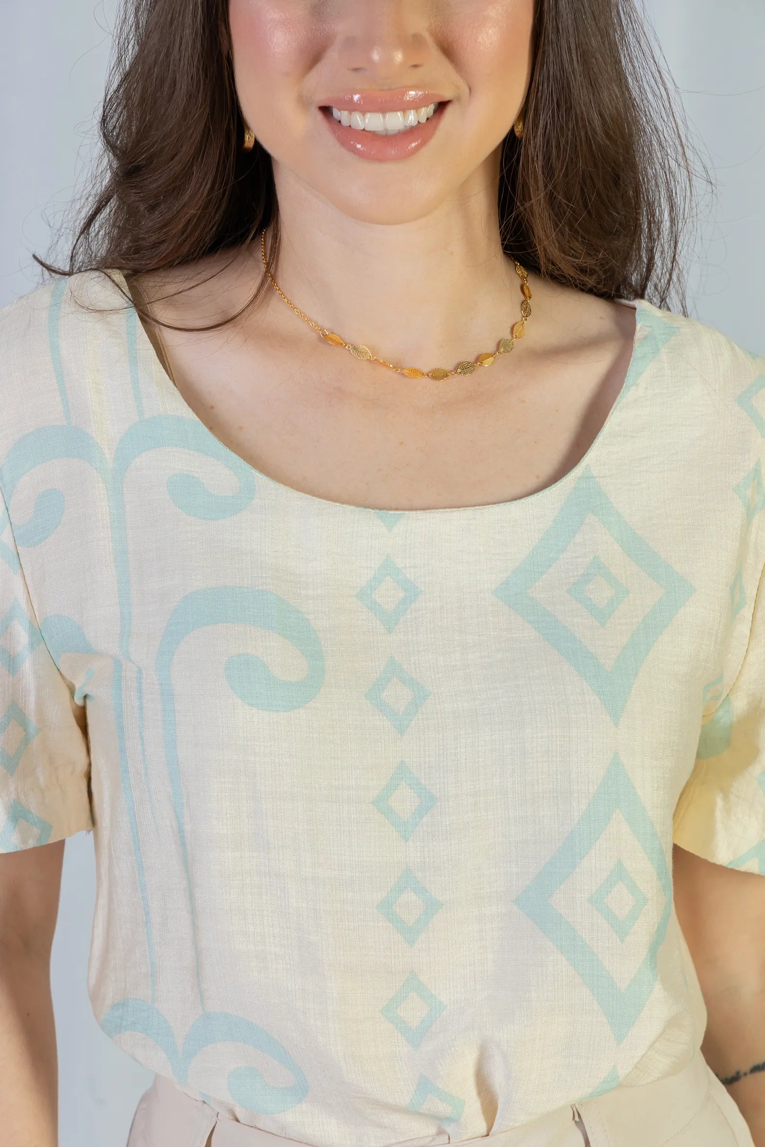 Blusa Manga Curta Detalhe Botão Vânia Estampada Azul Claro