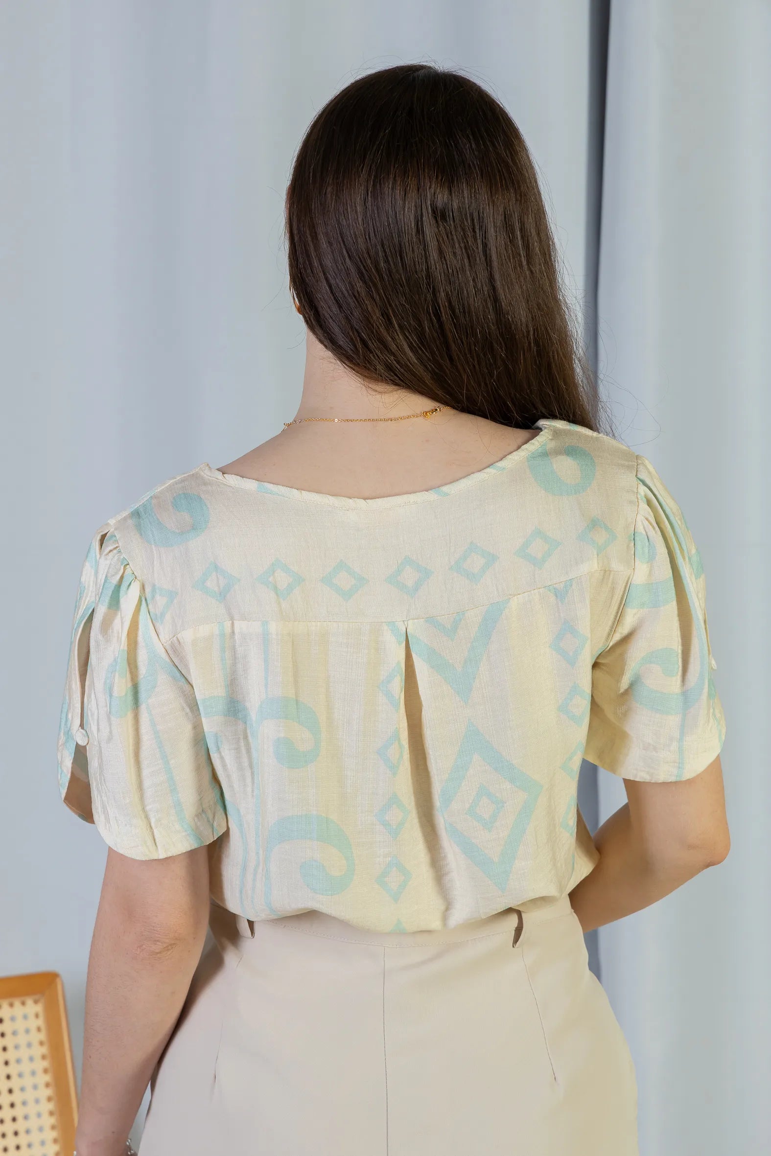 Blusa Manga Curta Detalhe Botão Vânia Estampada Azul Claro