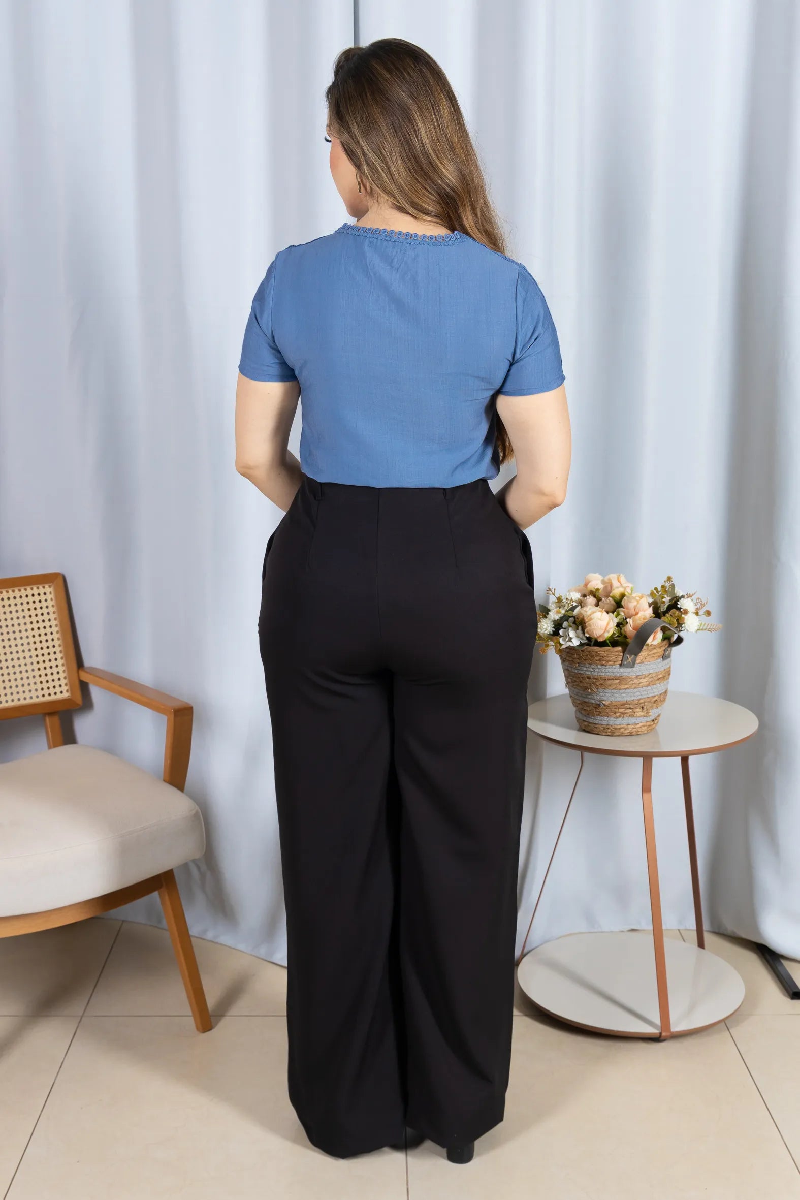 Blusa Manga Curta Decote em "V" em Visco Brise com Detalhes Bordados Thais Azul