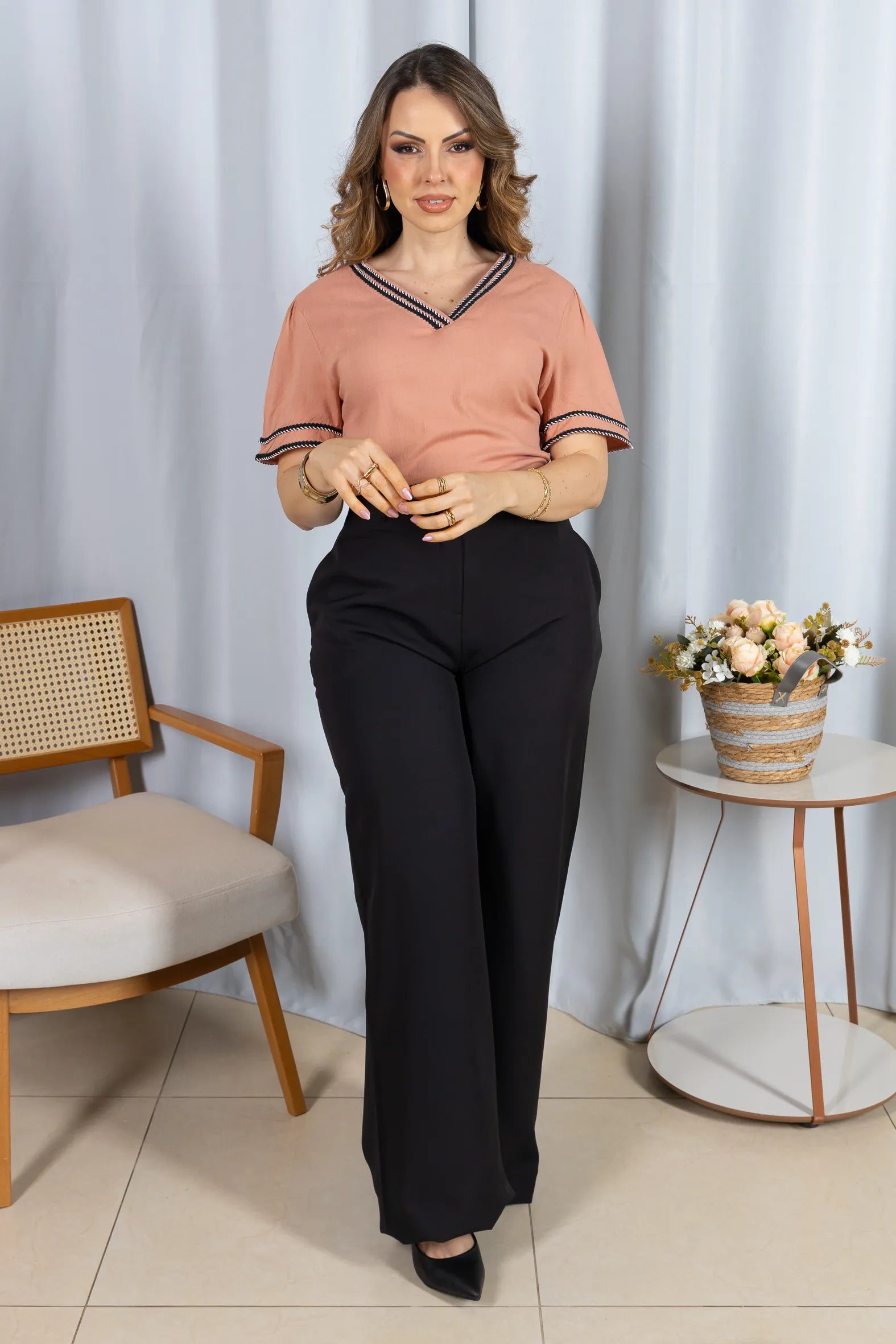 Blusa Manga Curta Decote em "V" em Visco Linen com Bordado Contrastante Helen Rosê
