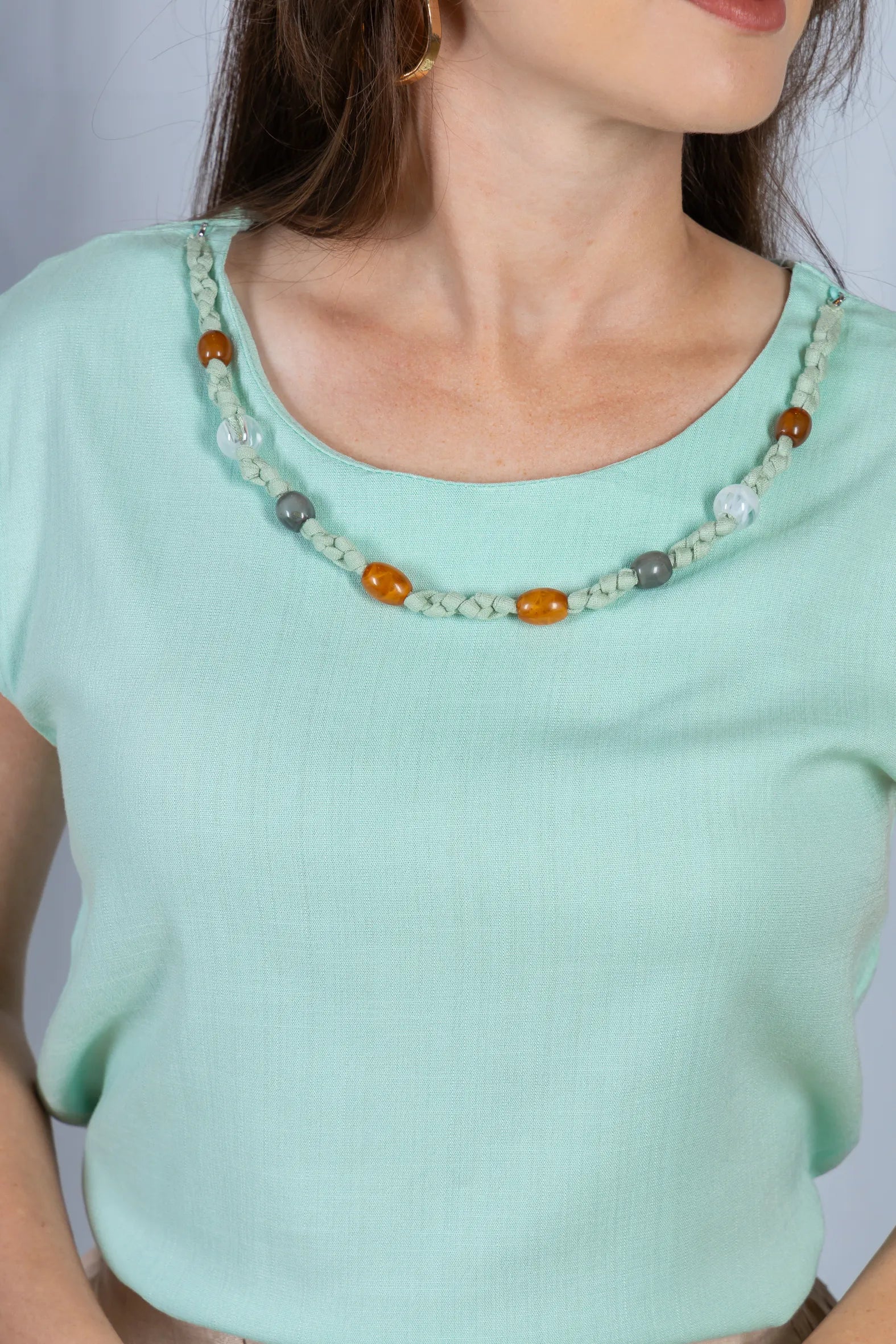 Blusa Manga Curta Visco Linen Detalhe Entrelaçado no Colo com Pedraria Iveth Verde