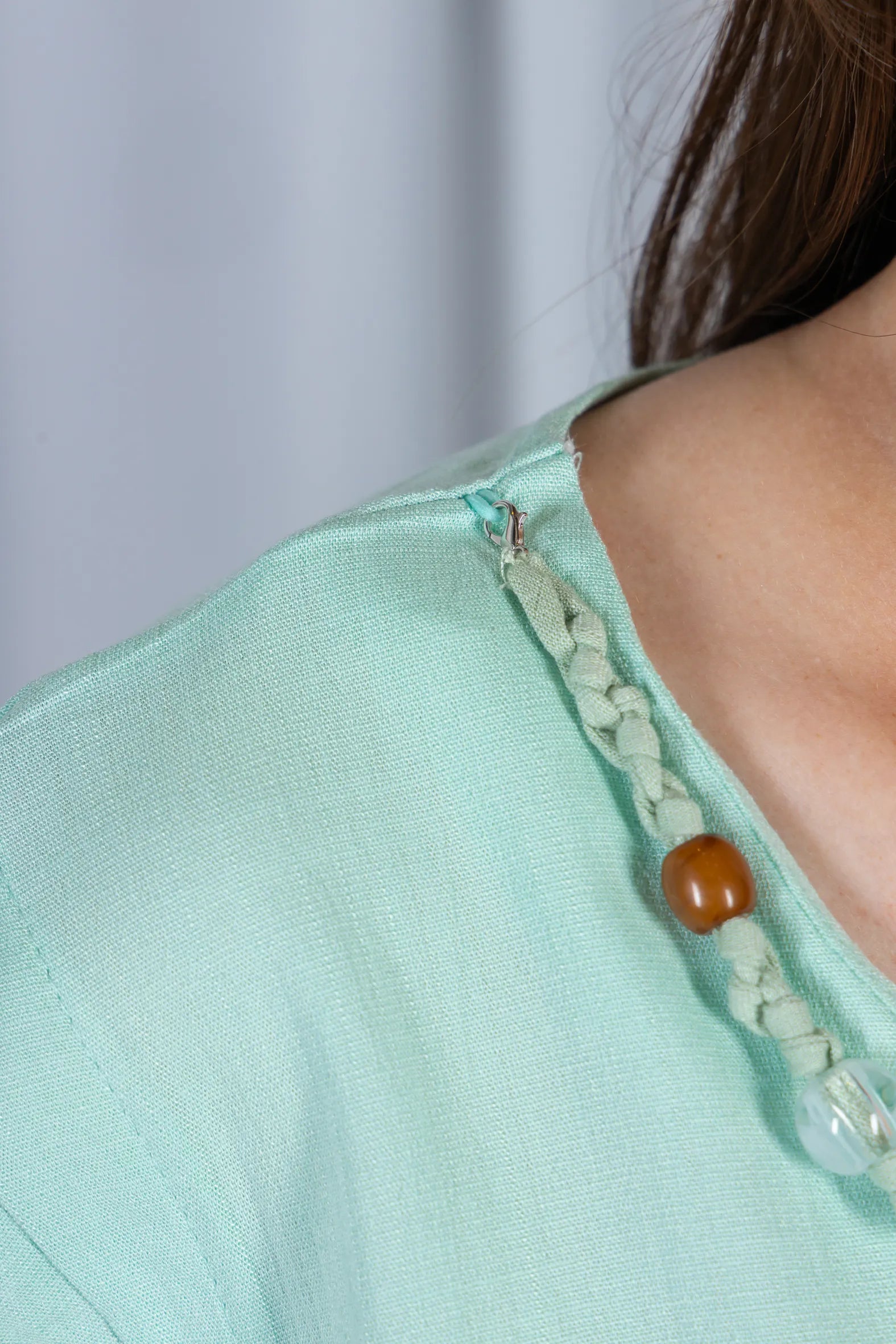 Blusa Manga Curta Visco Linen Detalhe Entrelaçado no Colo com Pedraria Iveth Verde