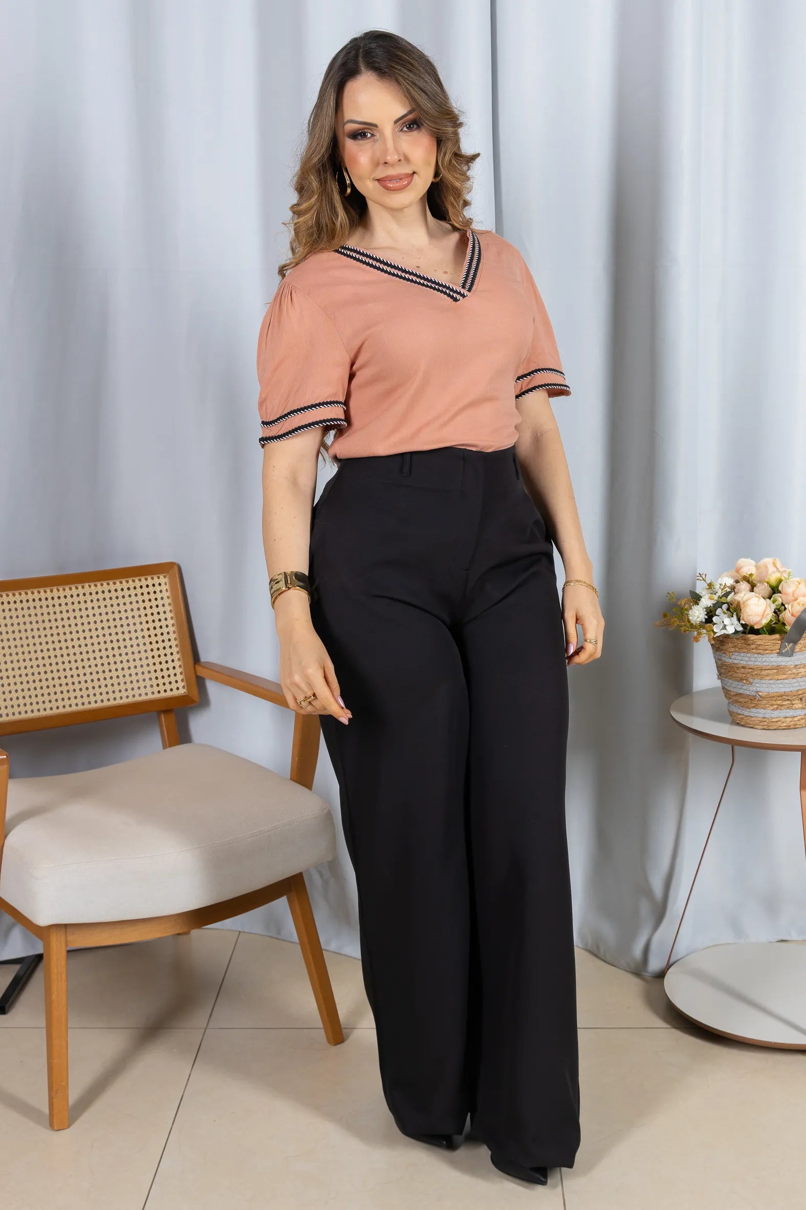 Blusa Manga Curta Decote em "V" em Visco Linen com Bordado Contrastante Helen Rosê