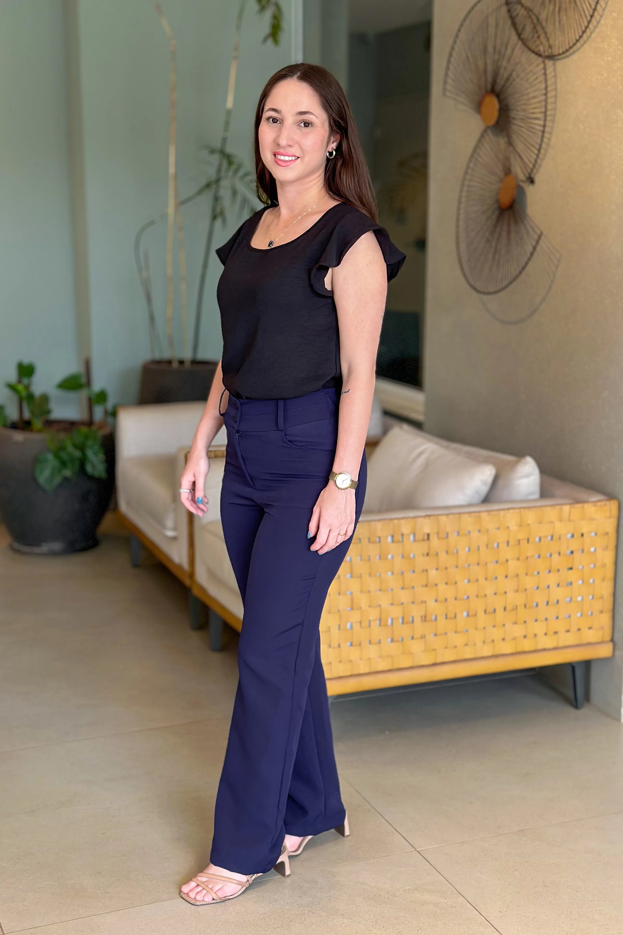 Conjunto: Blusa Detalhe Babados Manga Ester Preta + Calça Alfaiataria Corte Reto Ana Julia Azul Marinho