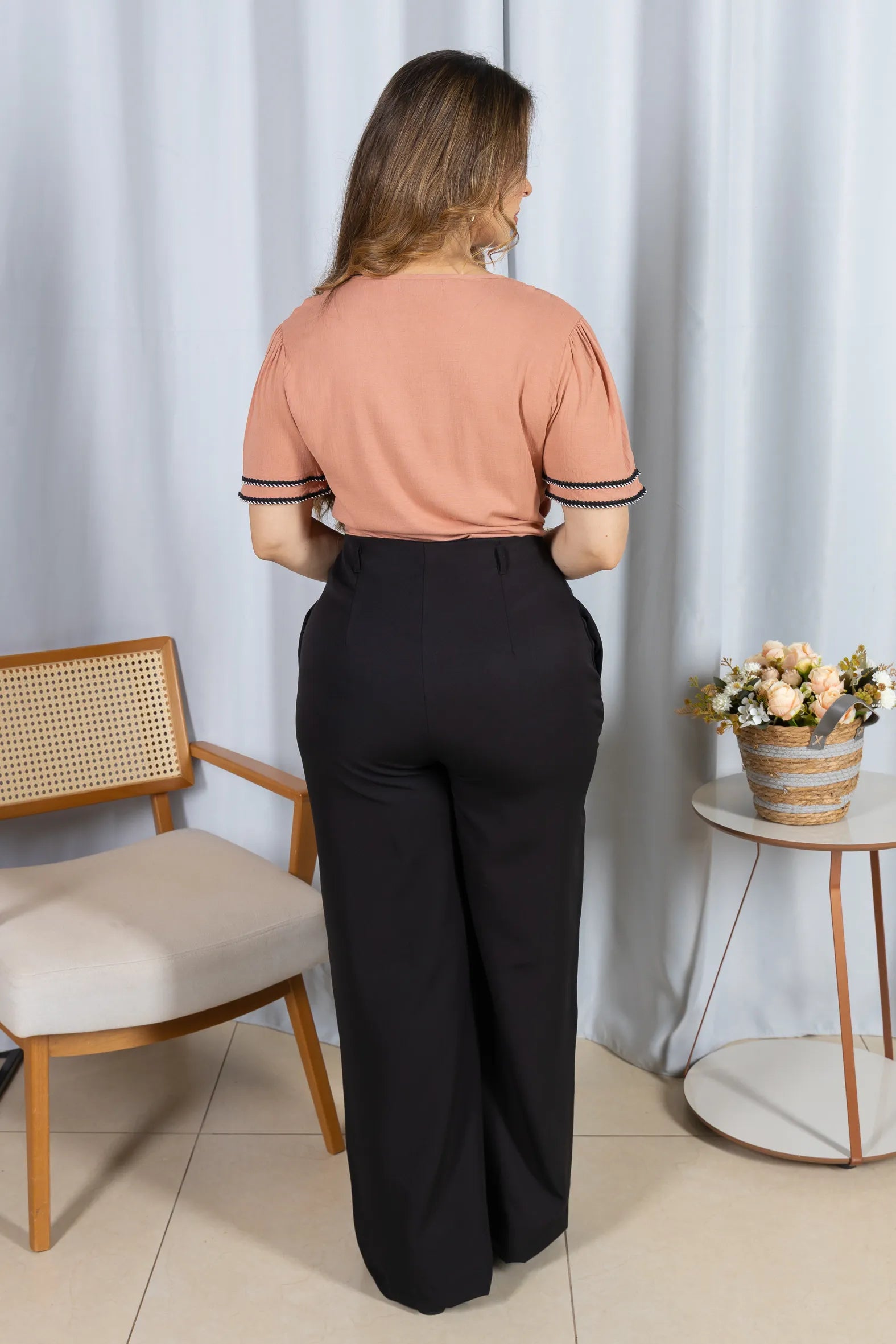 Blusa Manga Curta Decote em "V" em Visco Linen com Bordado Contrastante Helen Rosê