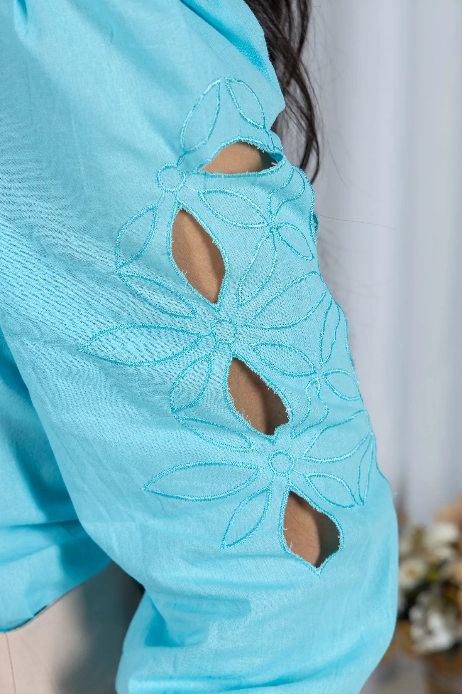 Blusa Manga Longa Decote em "V" em Cotton e Detalhes Vazados Melina Azul