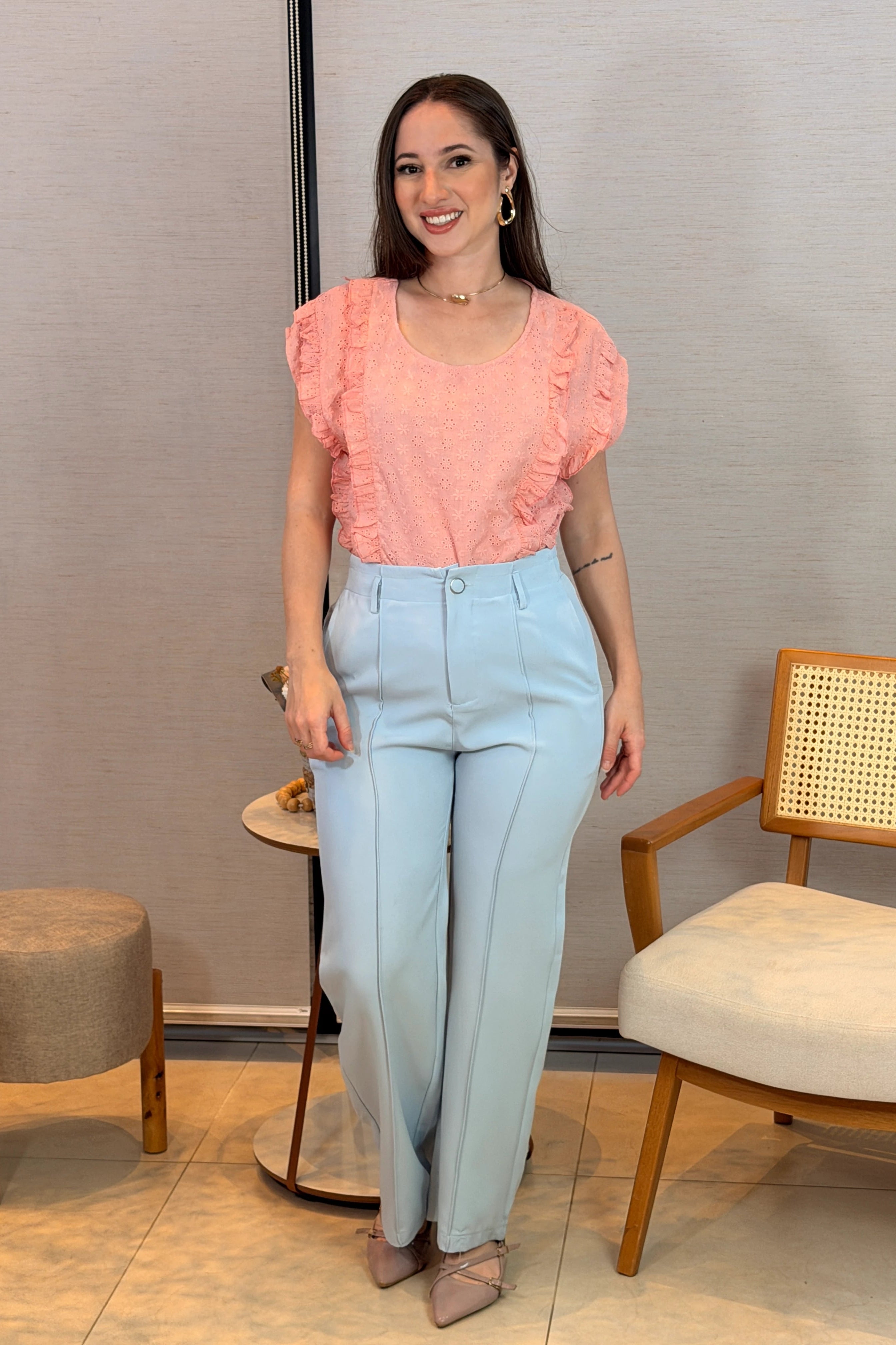 Conjunto: Blusa Manga Curta em Cotton Laise Detalhes Babados Marta Rosa + Calça Pantalona Alfaiataria Botão Encapado Margareth Azul