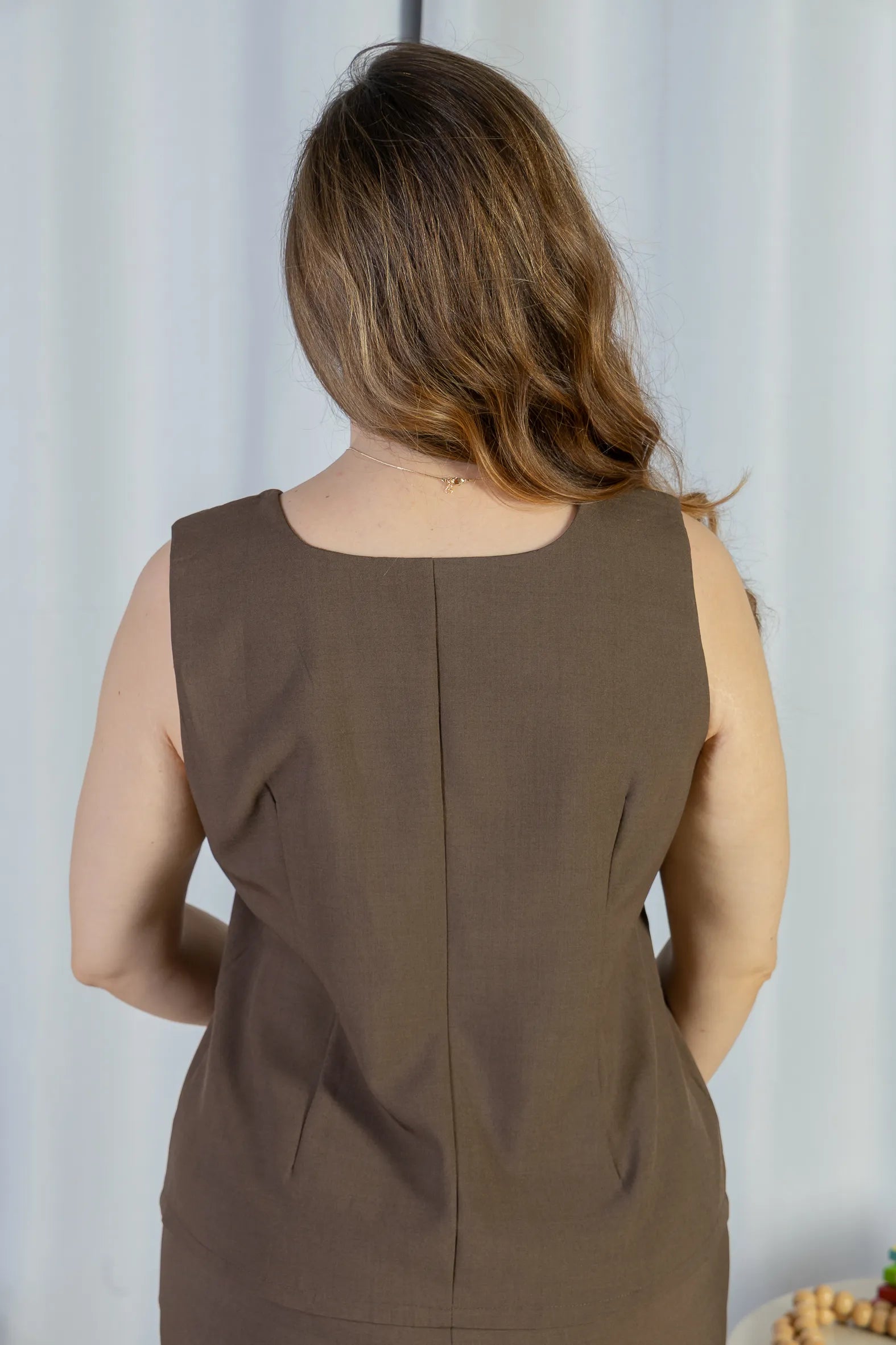 Colete Regata Alfaiataria Detalhe Botão Livia Marrom