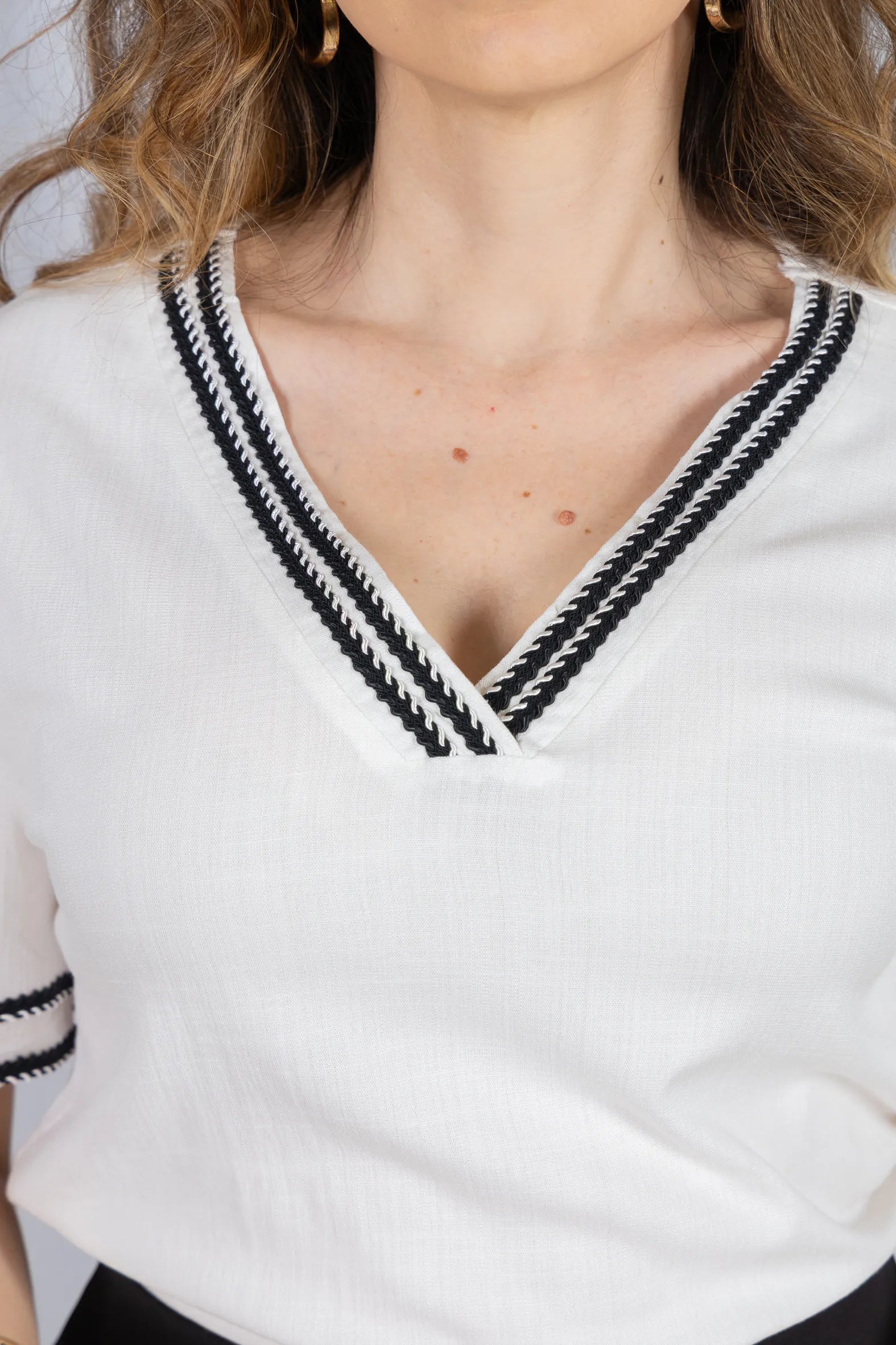 Blusa Manga Curta Decote em "V" em Visco Linen com Bordado Contrastante Helen Branca