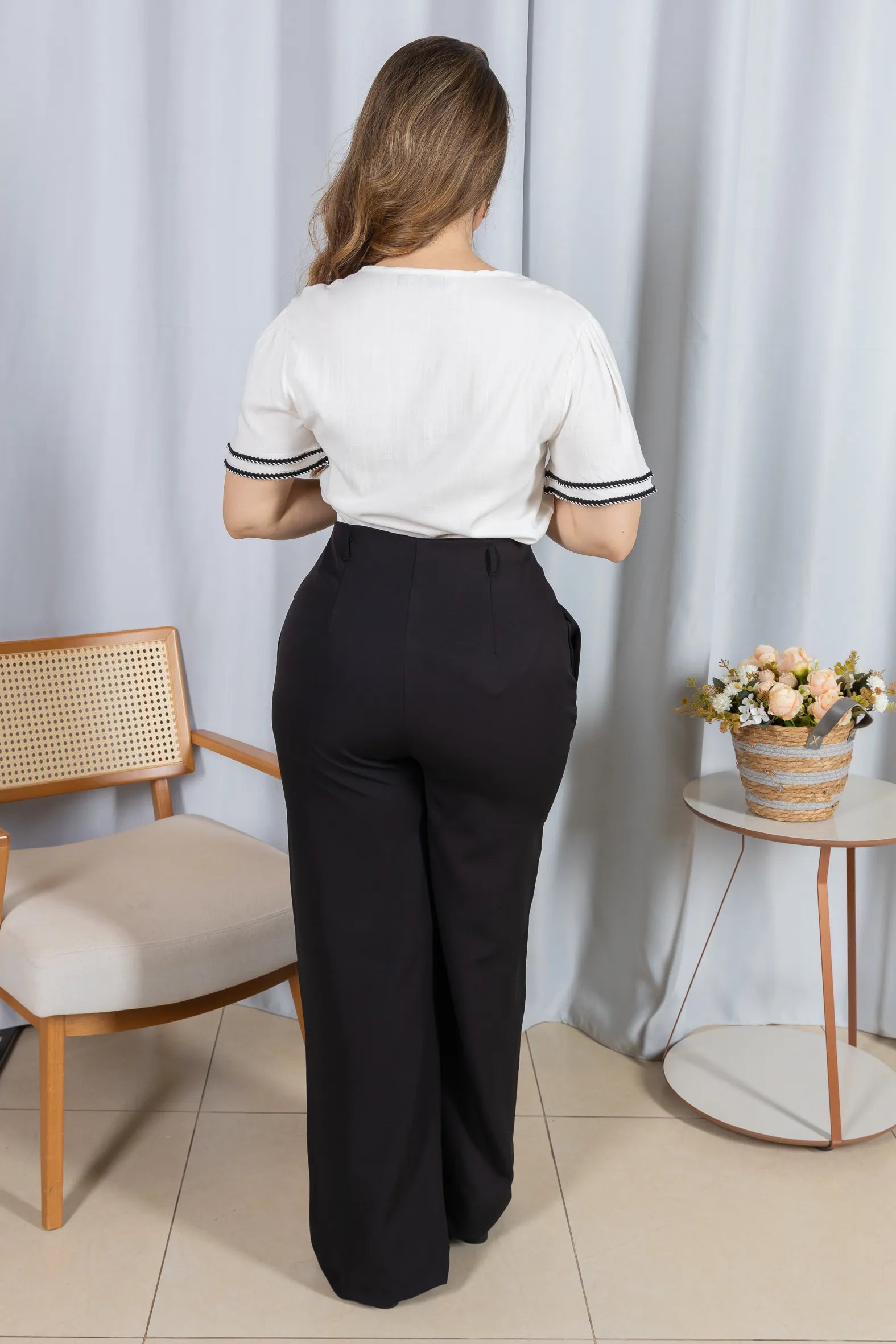 Blusa Manga Curta Decote em "V" em Visco Linen com Bordado Contrastante Helen Branca