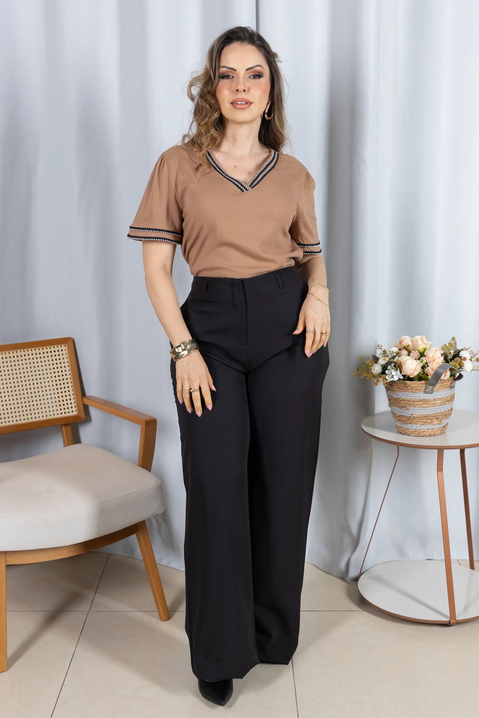 Blusa Manga Curta Decote em "V" em Visco Linen com Bordado Contrastante Helen Marrom