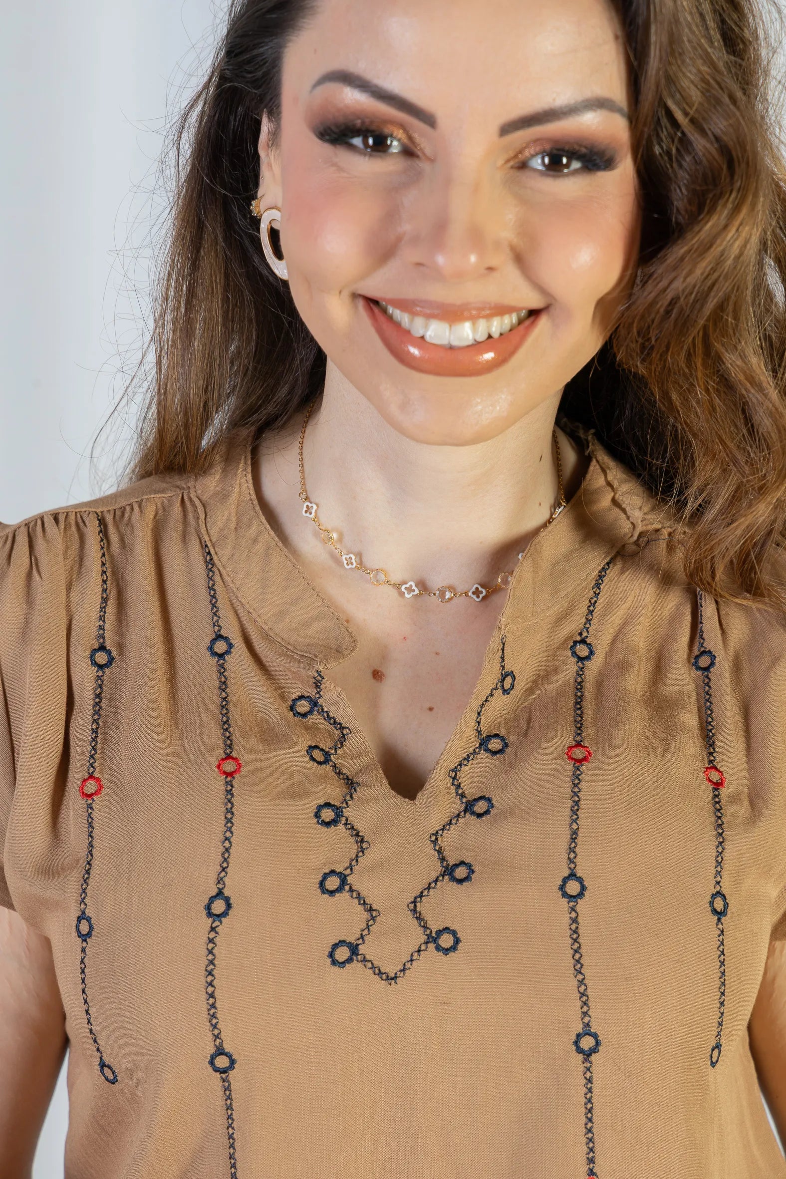 Blusa Regata Pregas Detalhe Decote "V" Visco-linho Lisandra Marrom