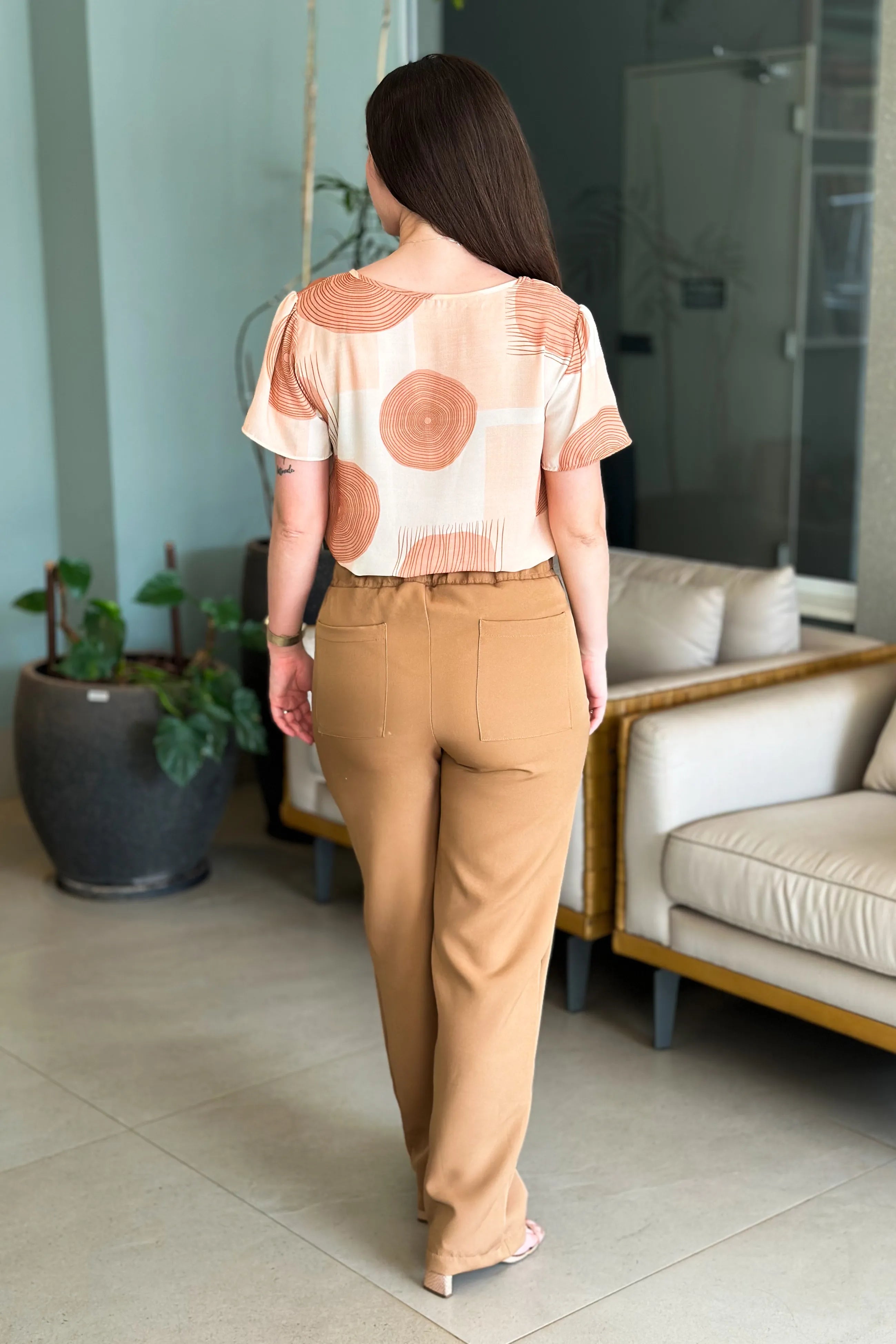 Conjunto: Blusa Manga Curta Tendência Crepe Detalhe Colo Glória Pires Estampada Bege + Calça Alfaiataria Corte Reto Ana Julia Marrom