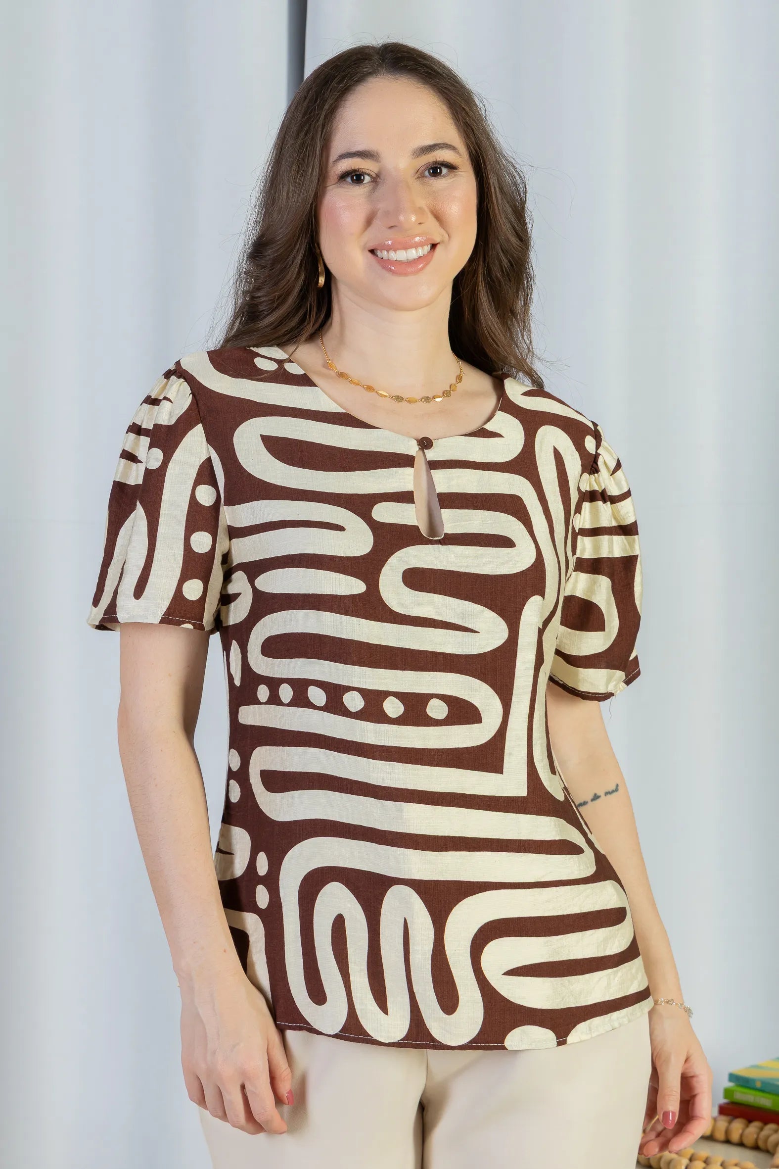 Blusa Manga Curta Detalhe Decote Visco Brise Mel Estampada Marrom