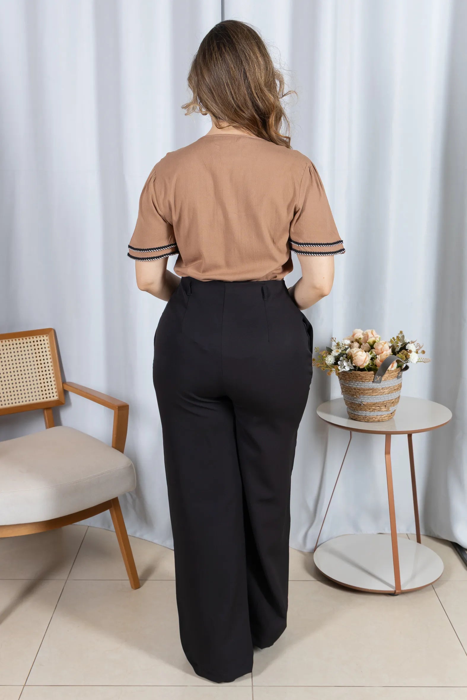 Blusa Manga Curta Decote em "V" em Visco Linen com Bordado Contrastante Helen Marrom