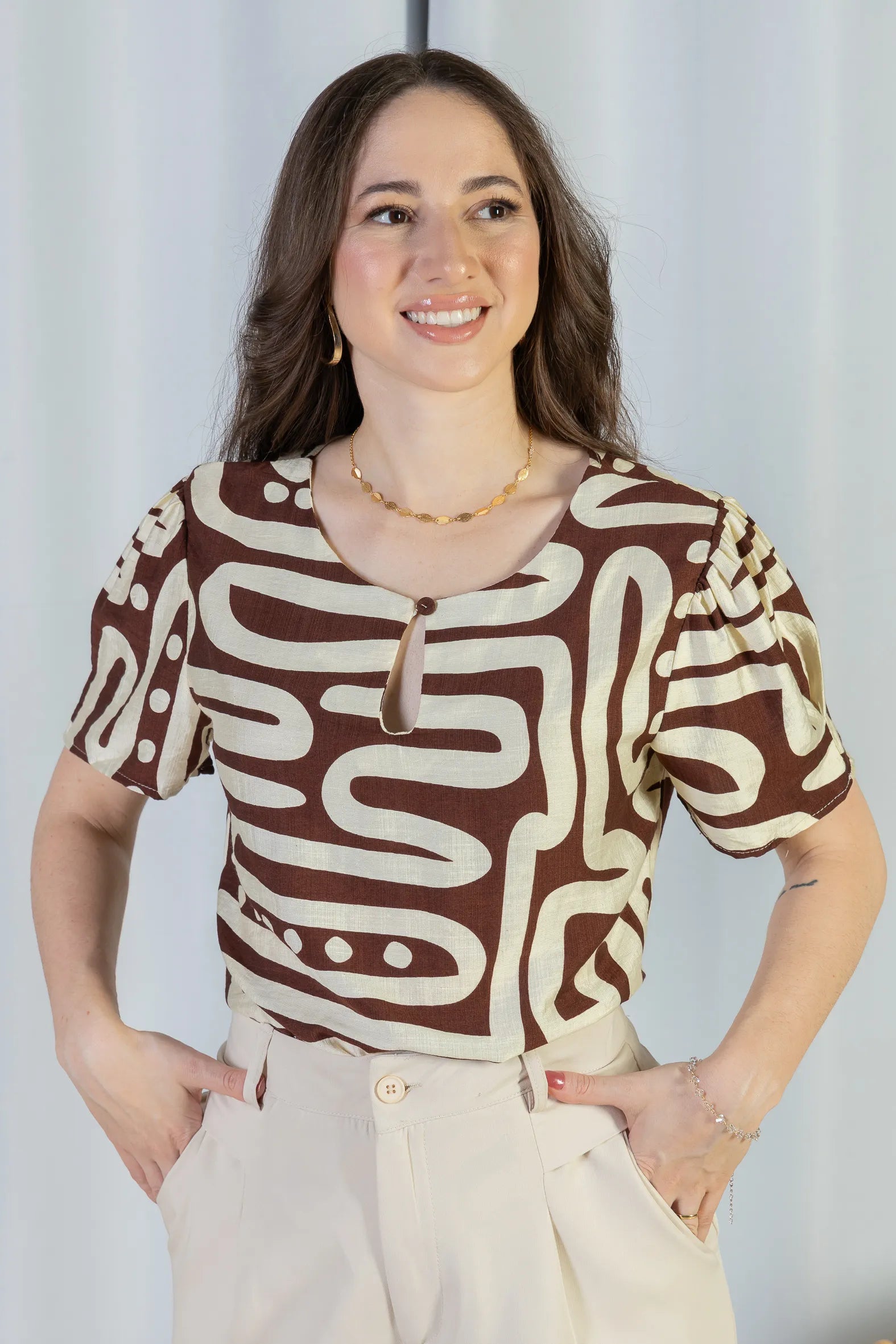 Blusa Manga Curta Detalhe Decote Visco Brise Mel Estampada Marrom