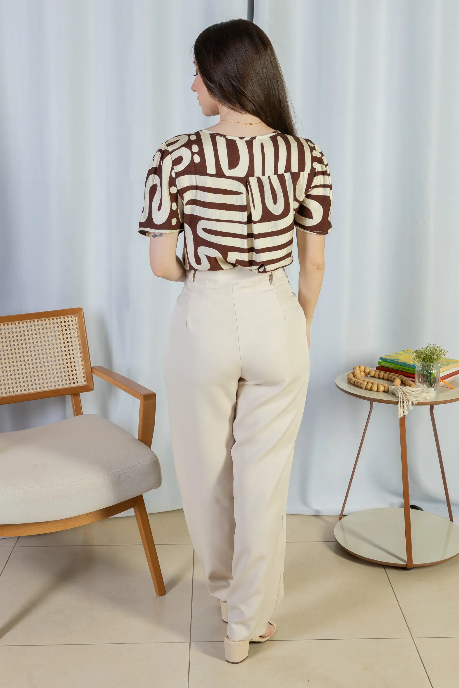 Conjunto: Blusa Manga Curta Detalhe Decote Visco Brise Mel Estampada Marrom + Calça Corte Reto Alfaiataria Detalhe Bolso Adriana Esteves Creme