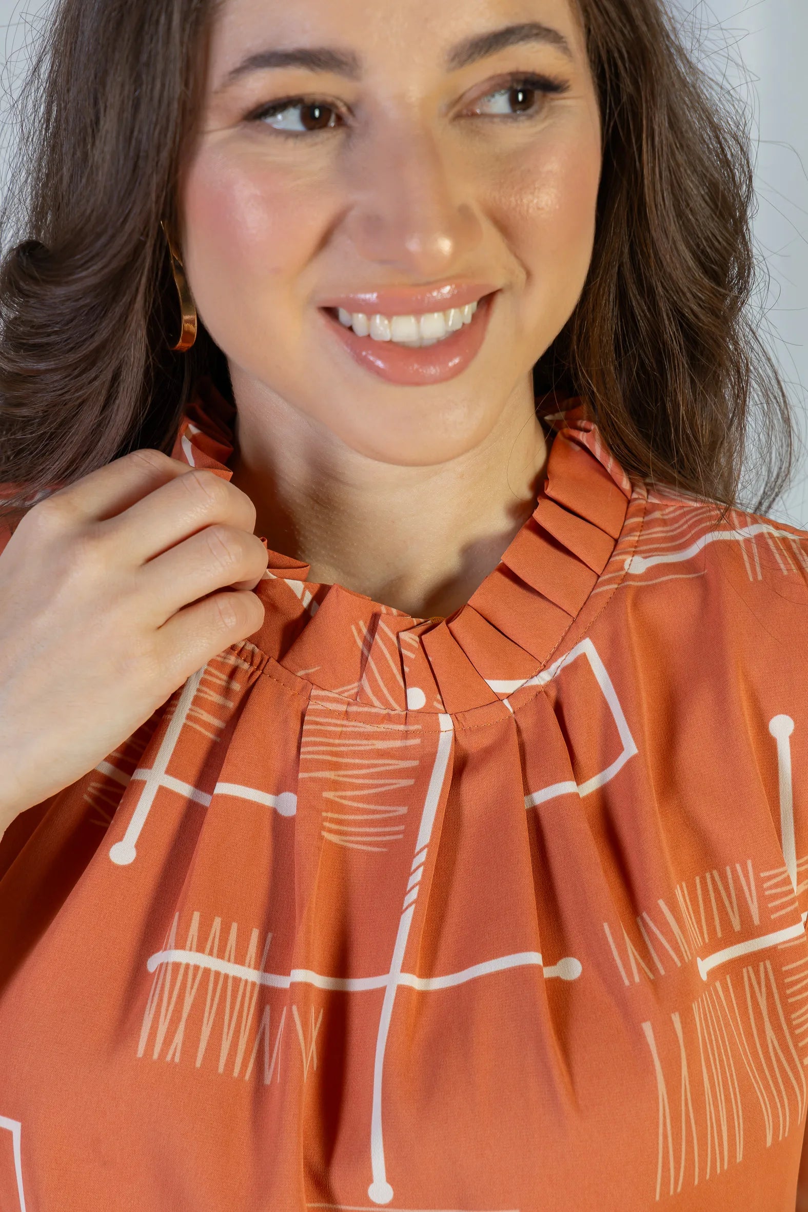 Regata Detalhe Pregas Colo Crepe Classic Lídia Estampada Terracota