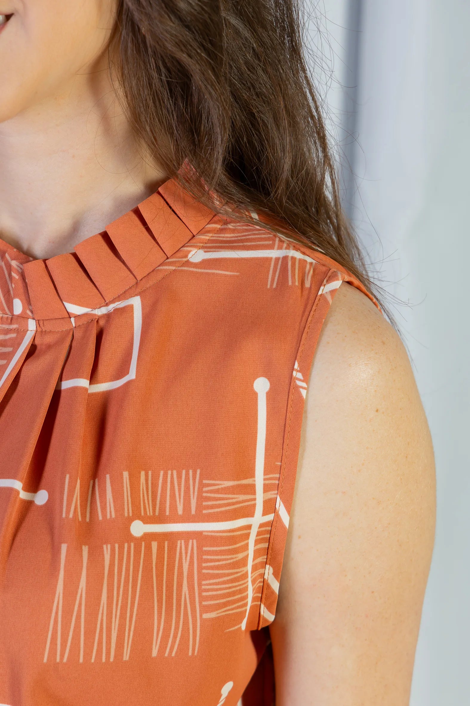 Regata Detalhe Pregas Colo Crepe Classic Lídia Estampada Terracota