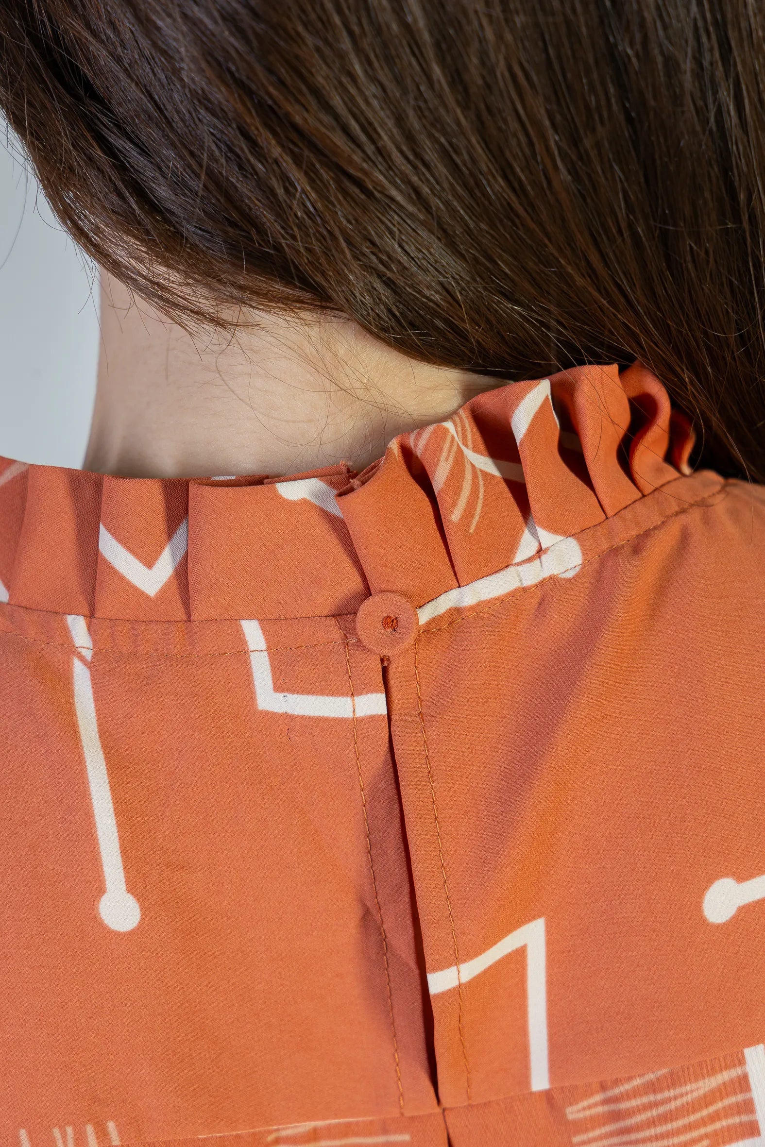 Regata Detalhe Pregas Colo Crepe Classic Lídia Estampada Terracota