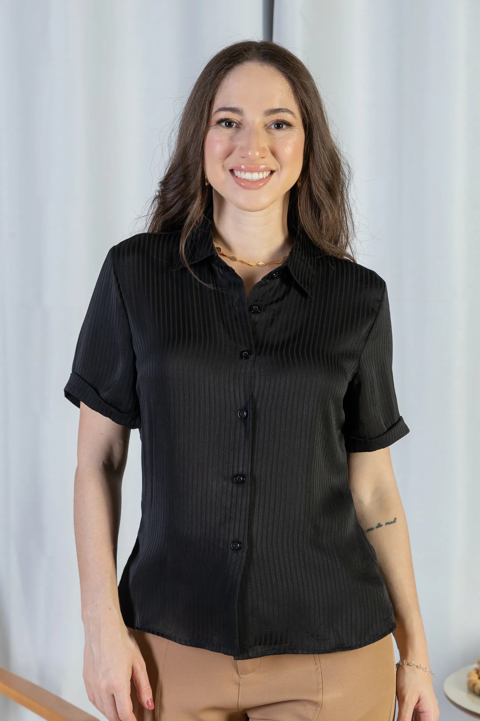 Camisa Manga Curta Crepe Acetinado Glaucia Preta